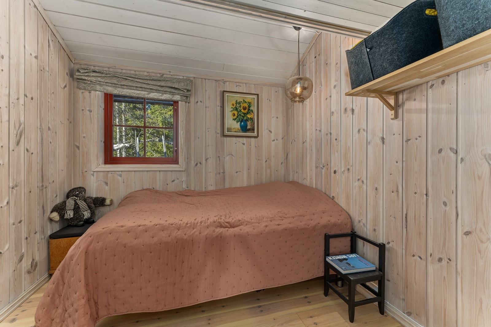 Alle rommene har tregulv, panel på vegger og panel i himling, og gir lune og rolige omgivelser for avslapning og gode netter etter aktive dager i fjellet. Galleribilde