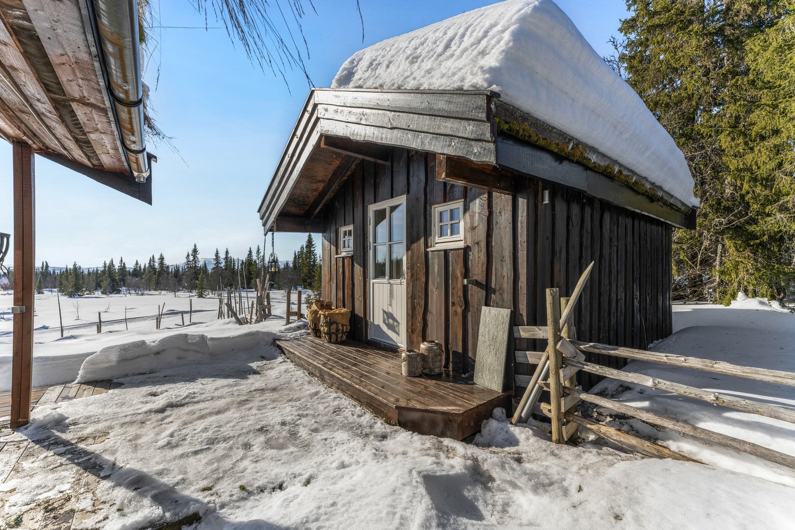 På eiendommen finner du også et eget badstuehus - et attraktivt og stemningsfullt tilskudd. Galleribilde