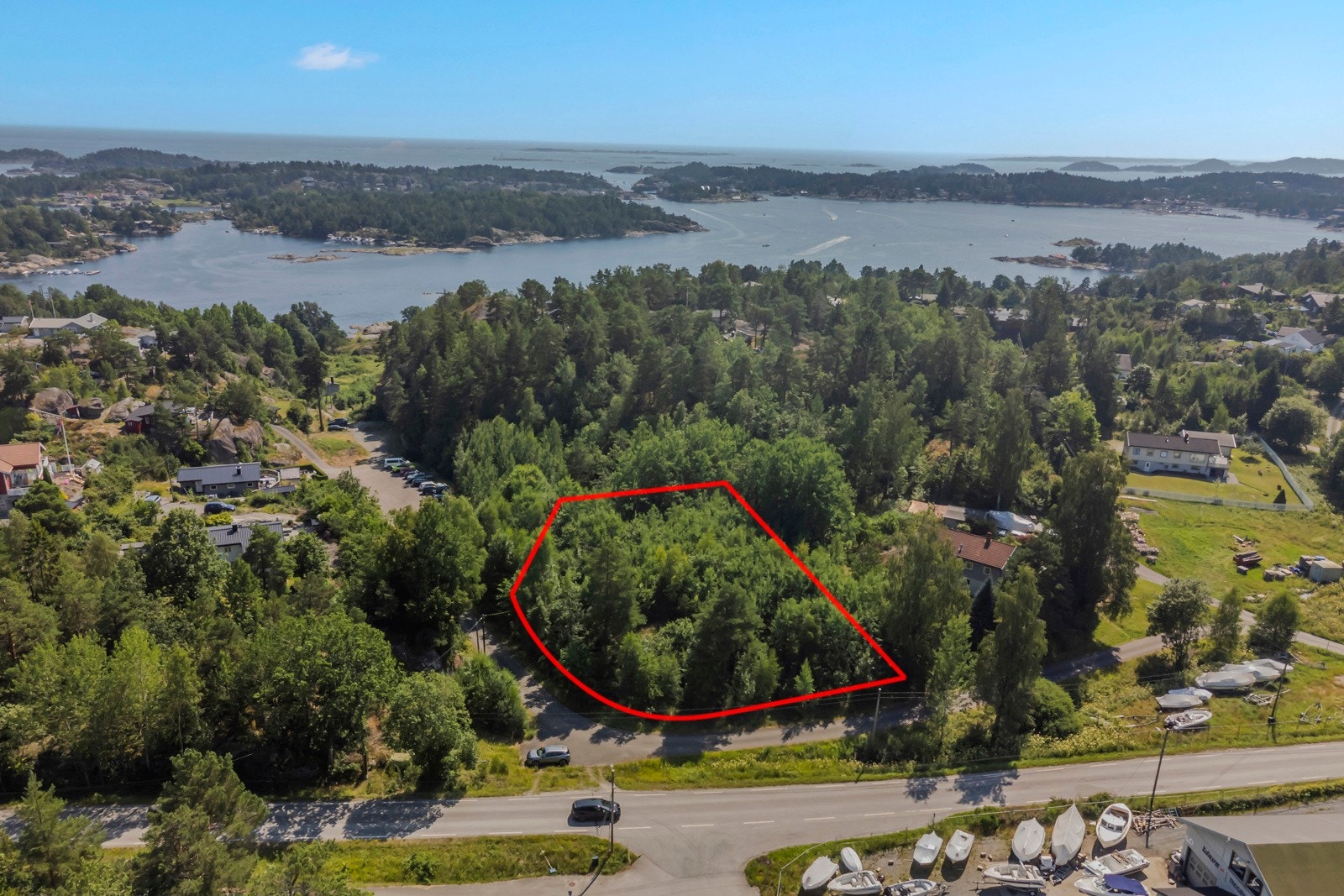 Tomten er merket med røde grensestreker. Nærhet til sjøen og friområde med badestrand. Det følger med rett til båtfeste/bryggeplass Galleribilde