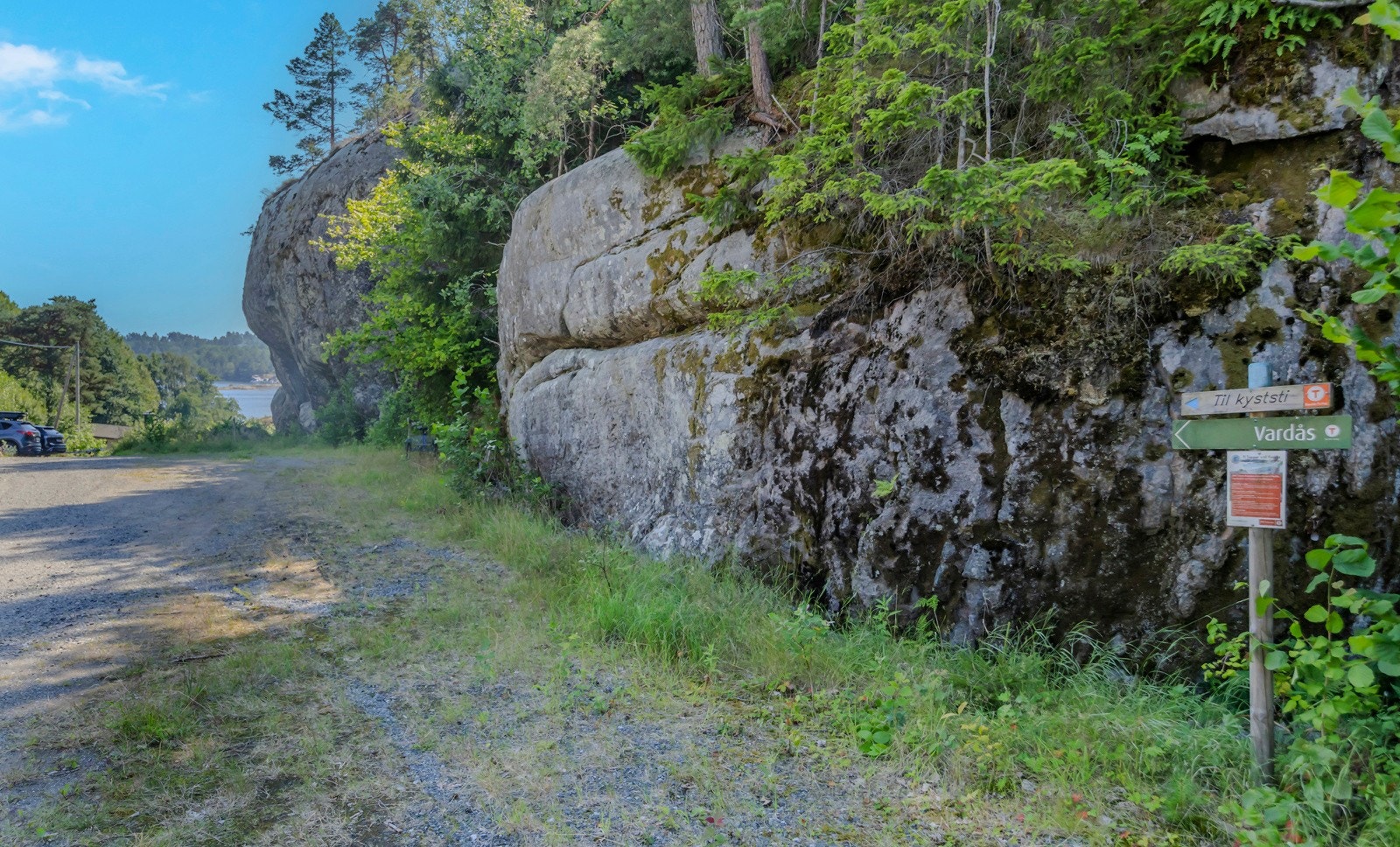 Koselig gårdsvei/sti ned til fritidsområde/badestrand (Buvollen). Galleribilde