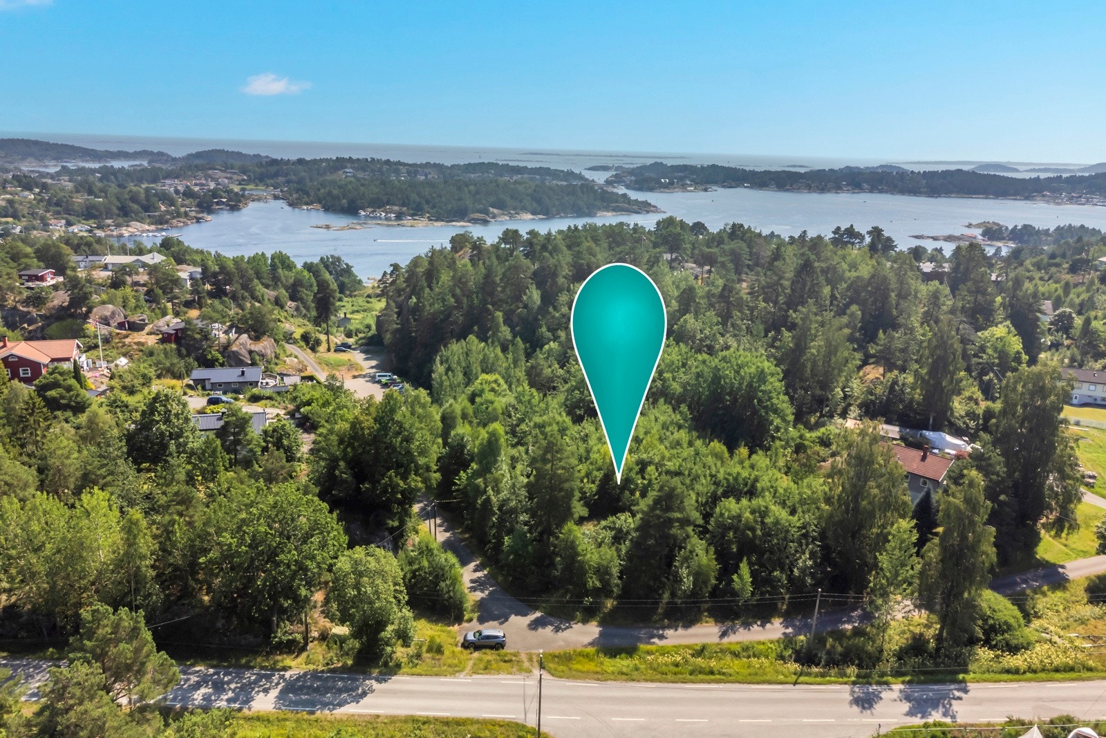 Stor tomt på ca. 1,3 mål. V/A ligger på siden av Valleveien på næmest side av eiendommen. Galleribilde