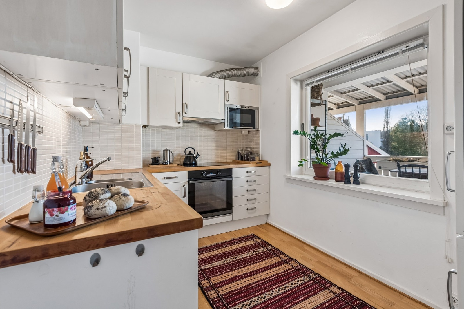 Kjøkkenet har lyse overflater med avsatt plass til hvitevarer. Galleribilde