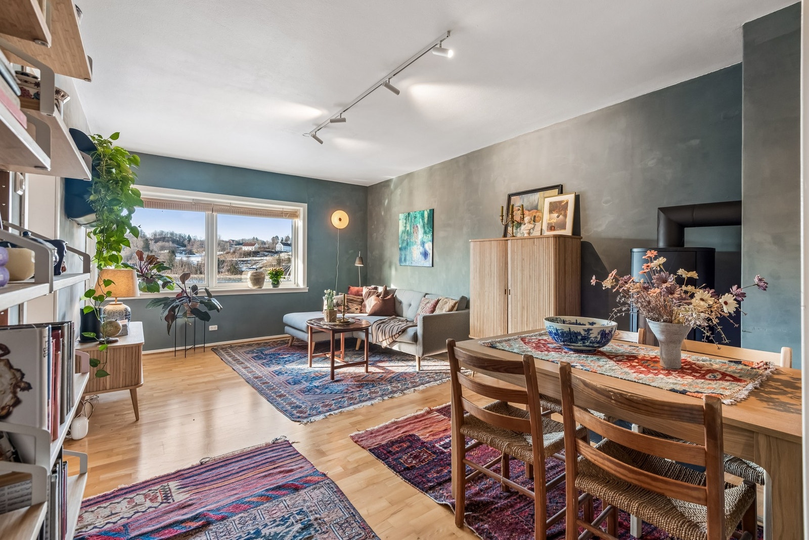 Stuen har vedfyring og store vindusflater som slipper inn godt med naturlig lysinnslipp. Galleribilde