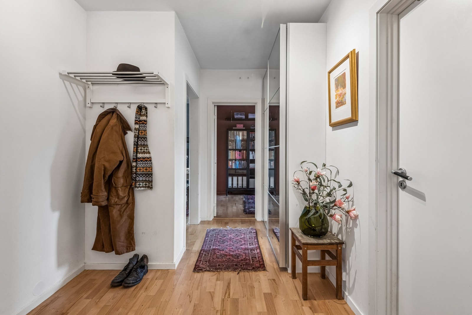 Praktisk gang med plass til skyvedørsgarderobe og oppheng for klær. Galleribilde