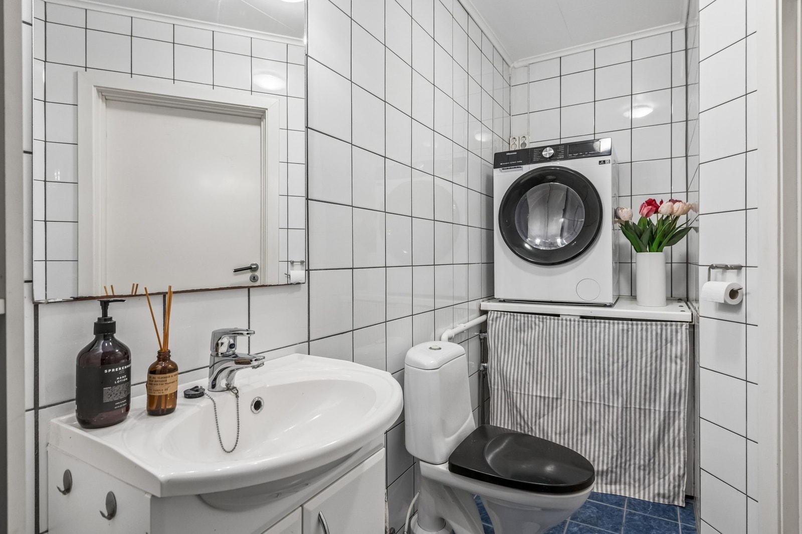 Flislagt bad med opplegg for vaskemaskin. Galleribilde