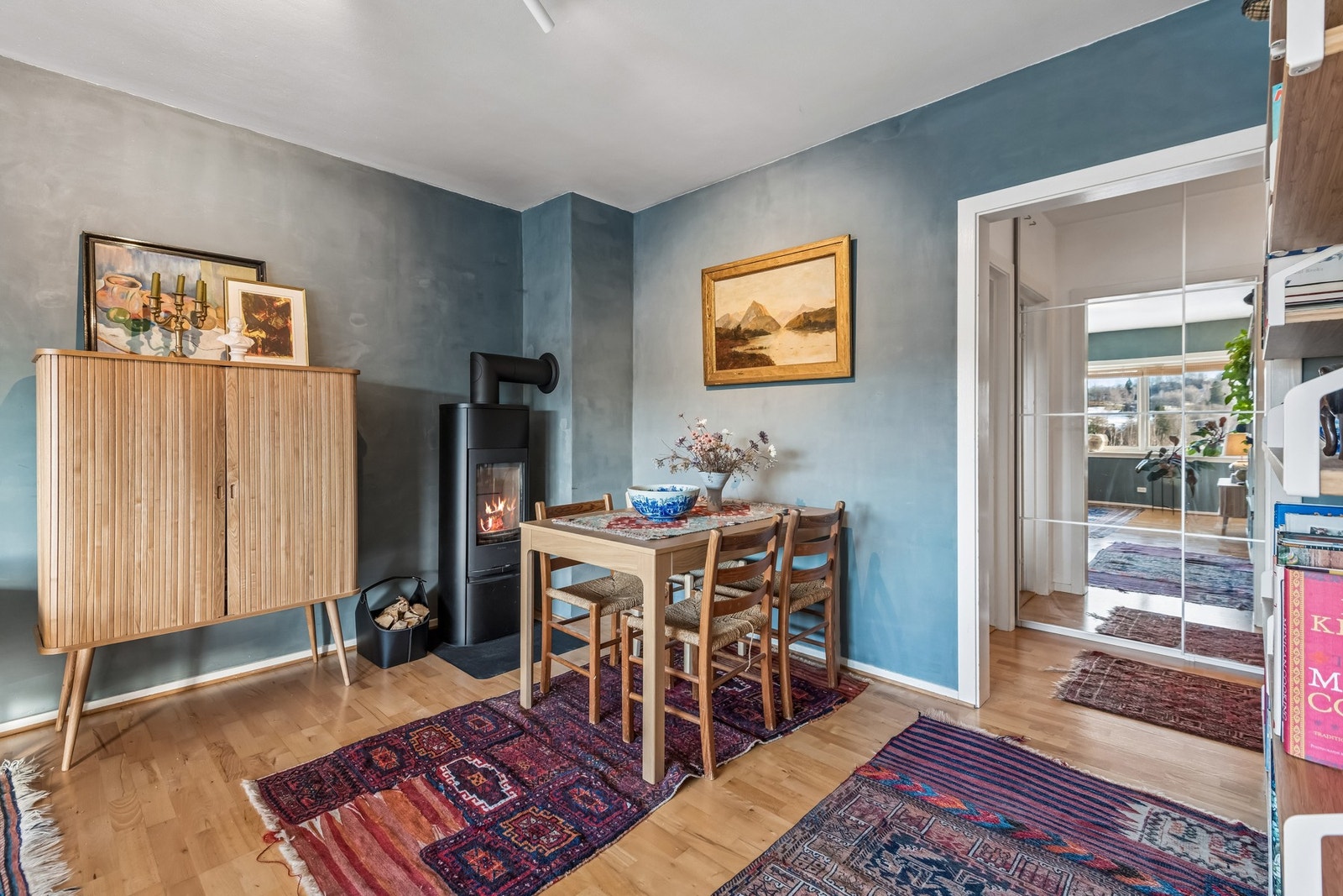 Stue med god plass til både spisegruppe og sofagruppe. Galleribilde