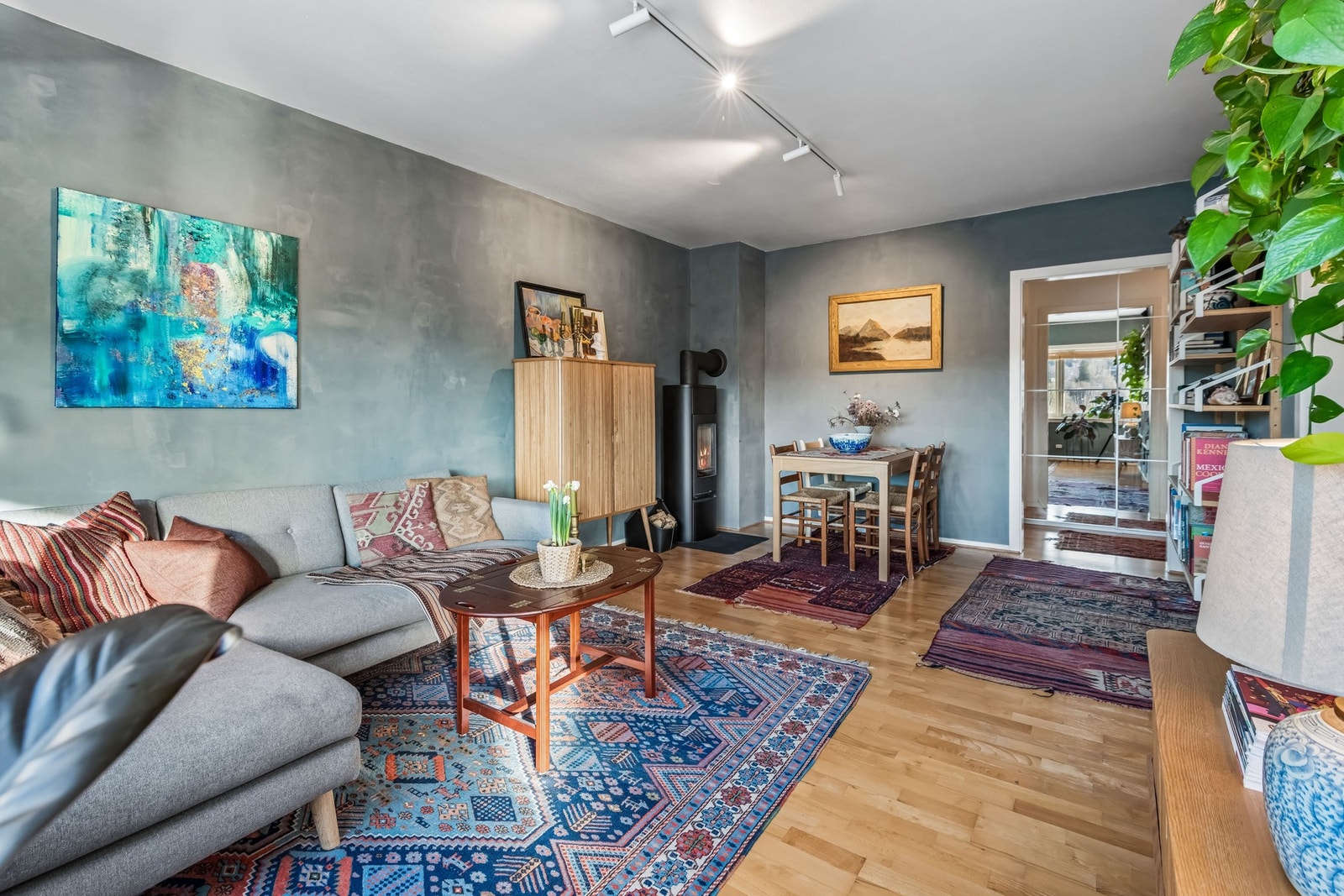 Romslig stue med god plass til møblering. Galleribilde