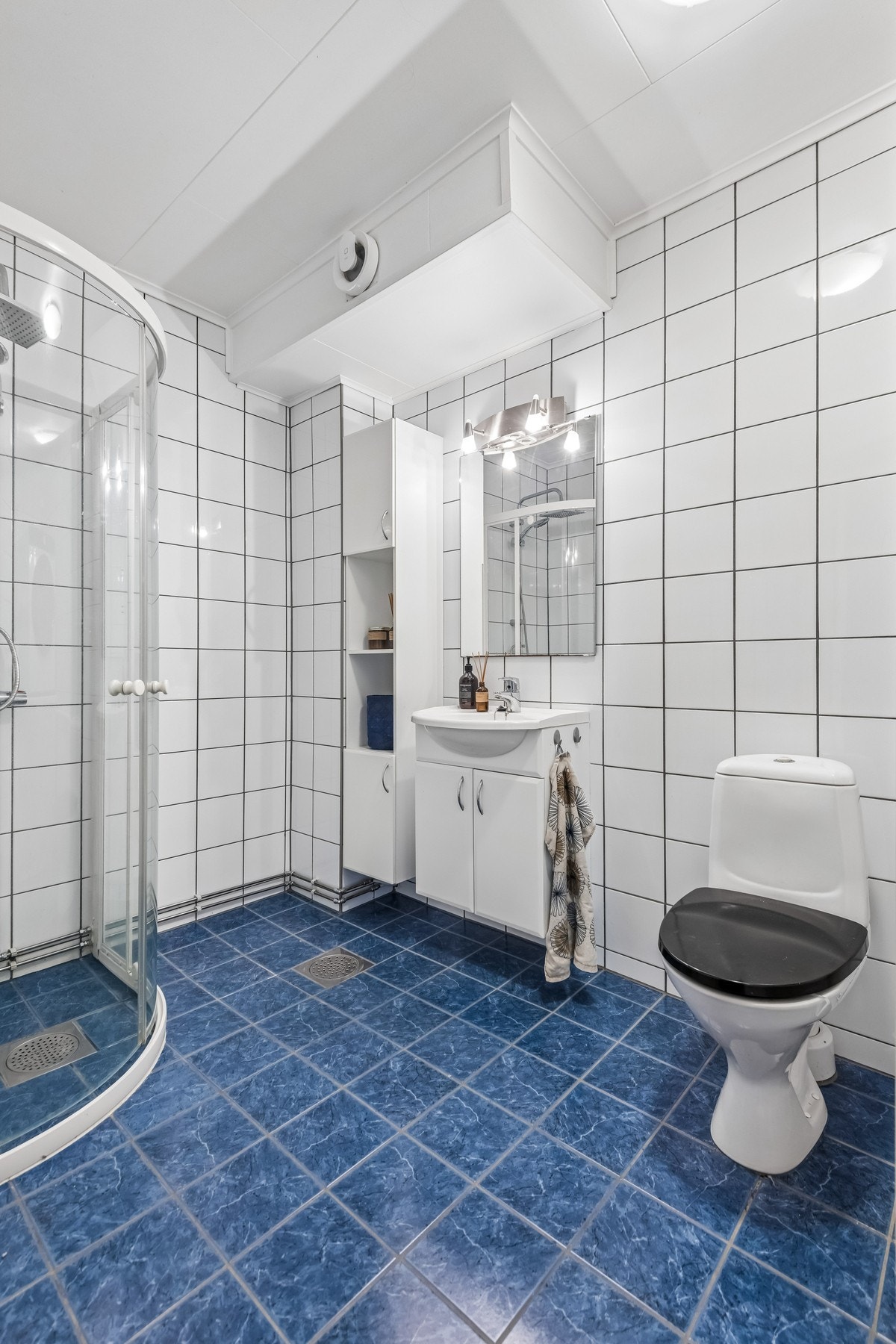 Badet har praktisk dusjhjørne og varmekabler i gulv. Galleribilde