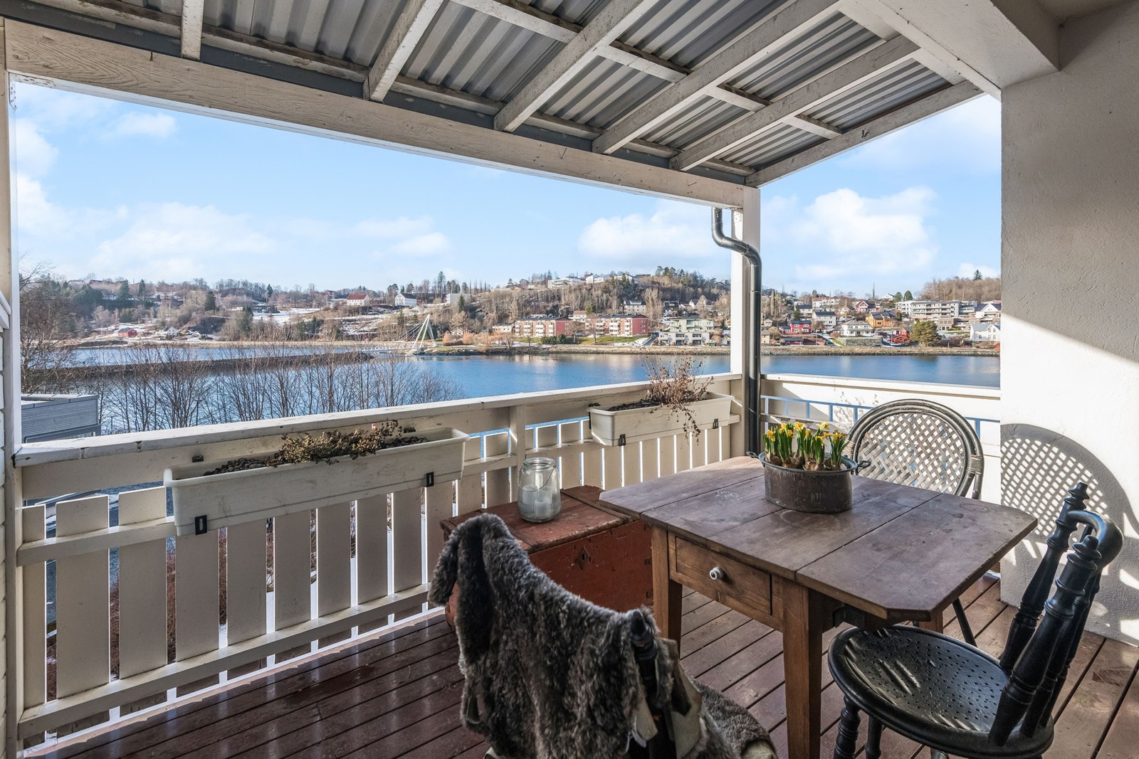 Lun og hyggelig veranda hvor man kan nyte utsikten mot Sundet. Galleribilde