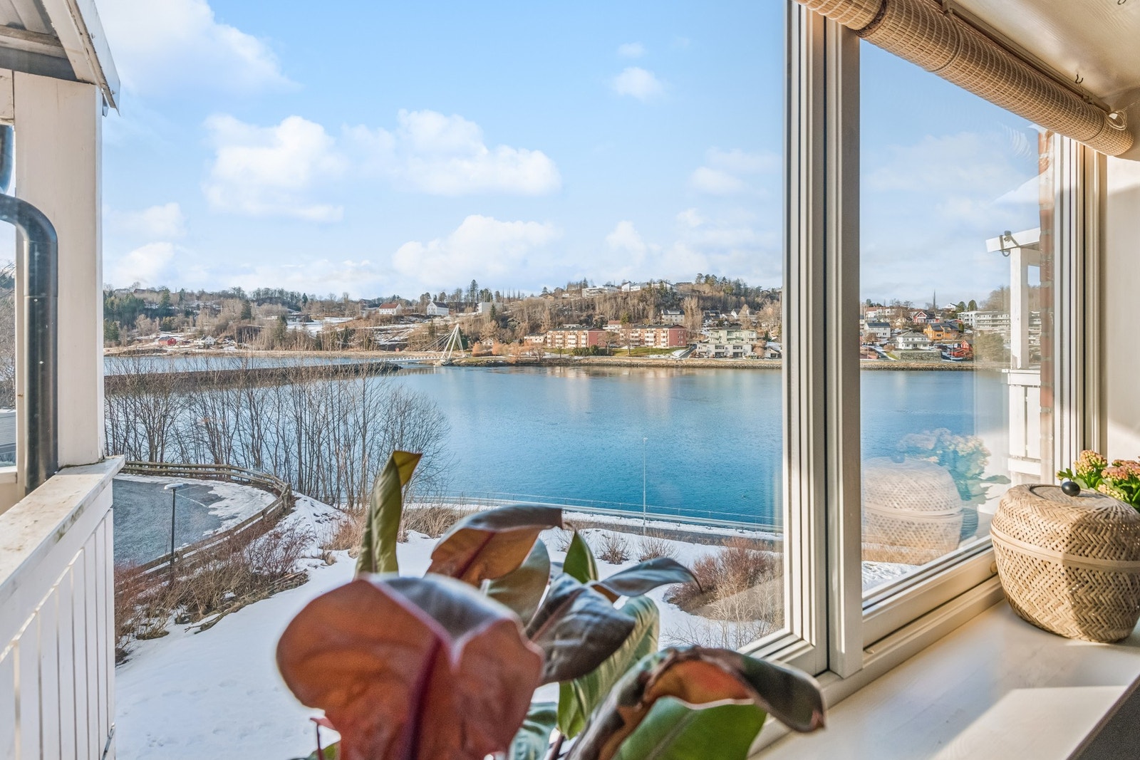 Fra boligen har man flott utsikt med gode utsiktsforhold. Galleribilde