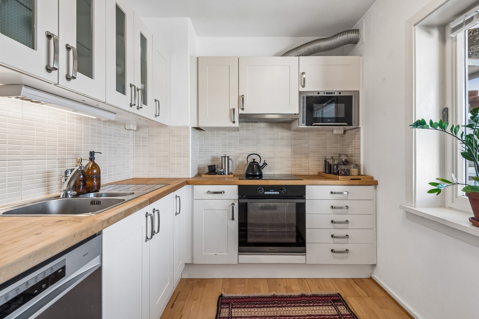 Flott innbydende kjøkken med mye skap- og benkeplass. Galleribilde