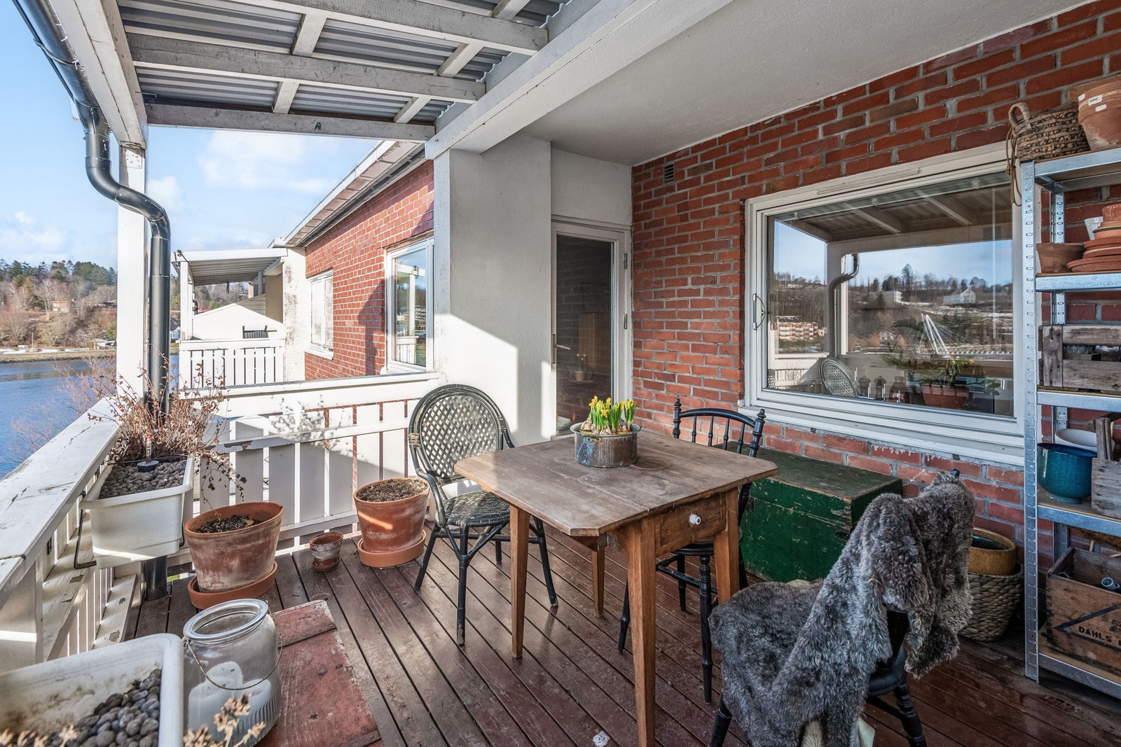 romslig og takoverbygget veranda med god plass til hagemøbler Galleribilde