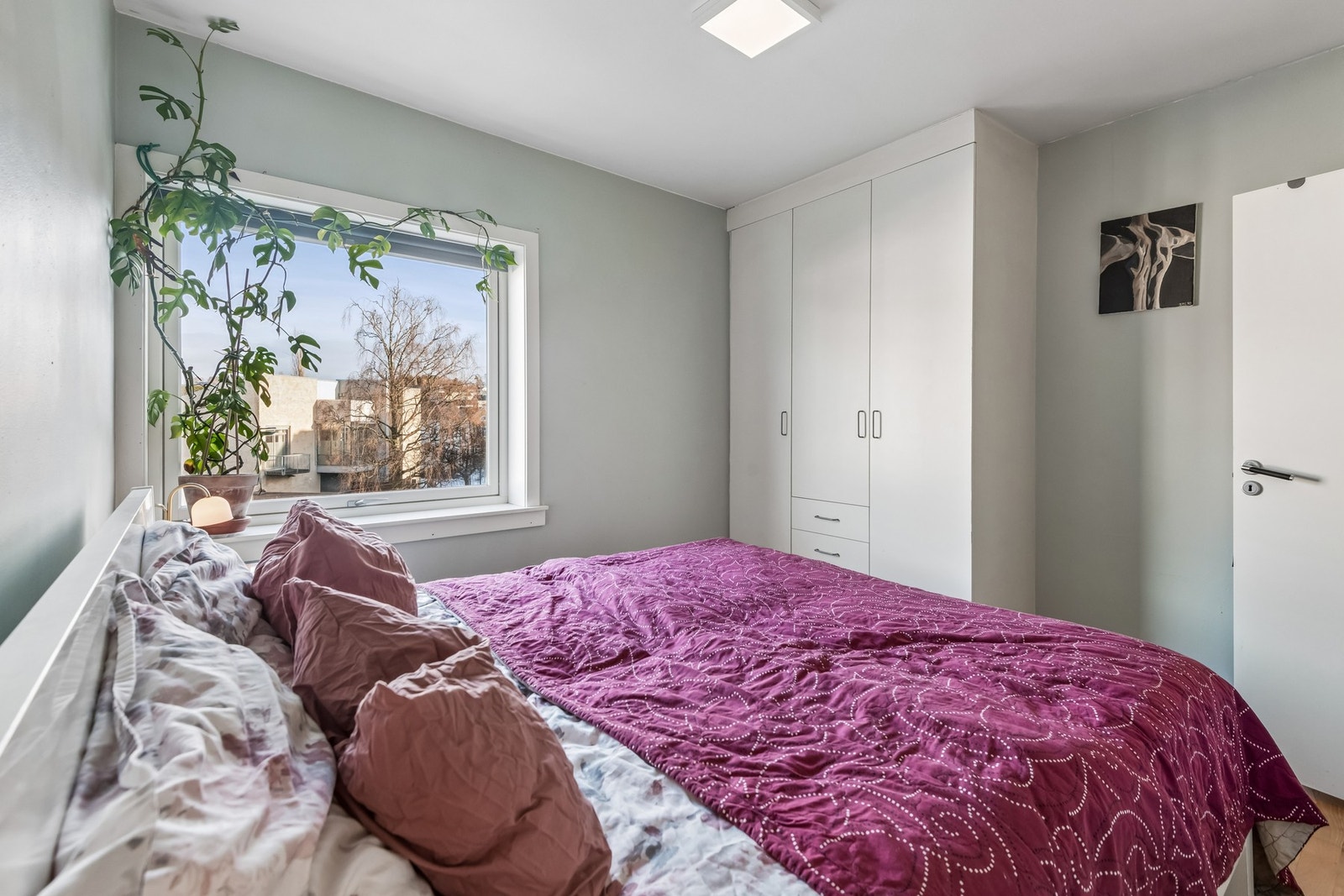 Romslig hovedsoverom med plass til dobbeltseng og garderobeløsning. Galleribilde