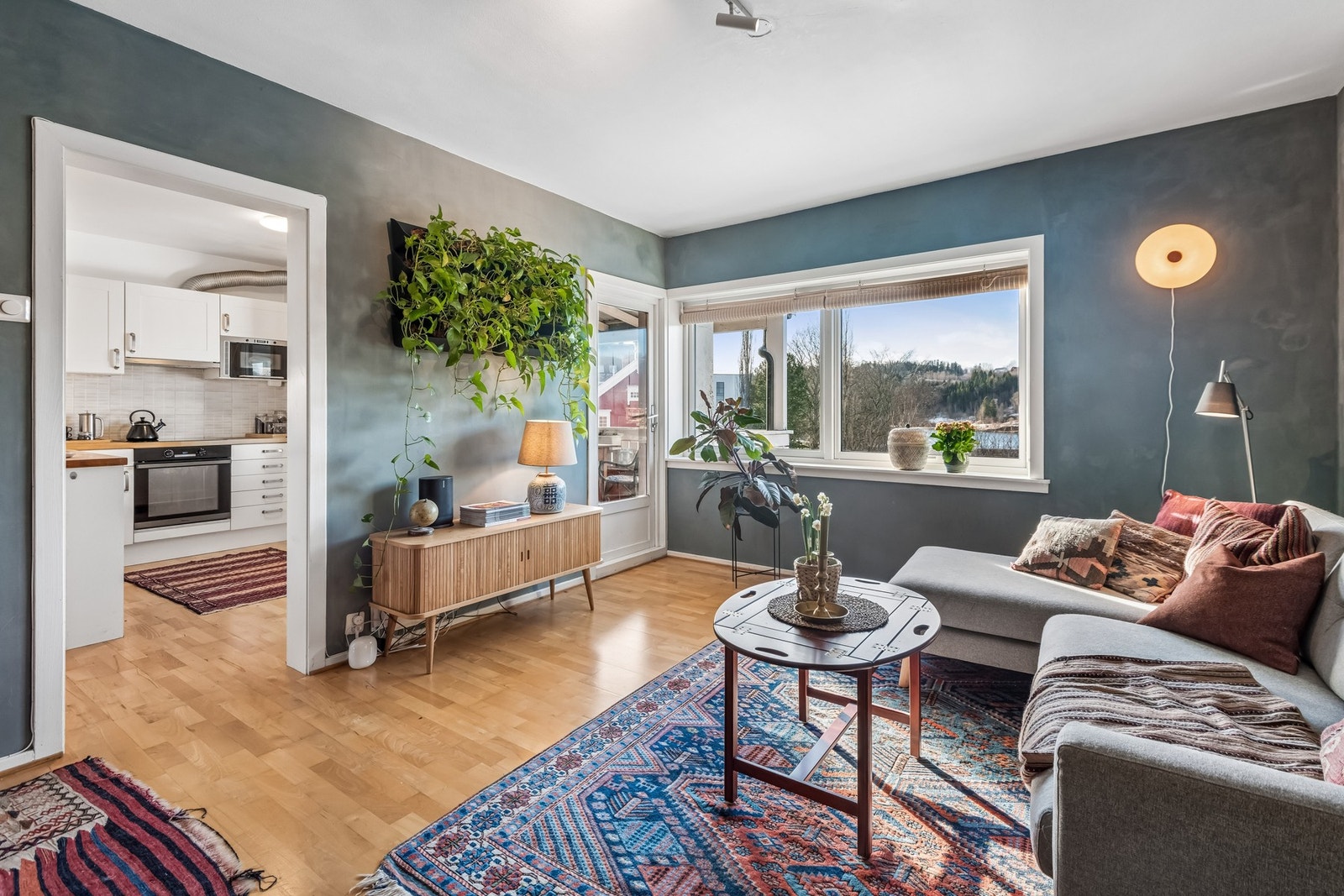 Fra stuen er det enkel adkomst til privat veranda. Galleribilde