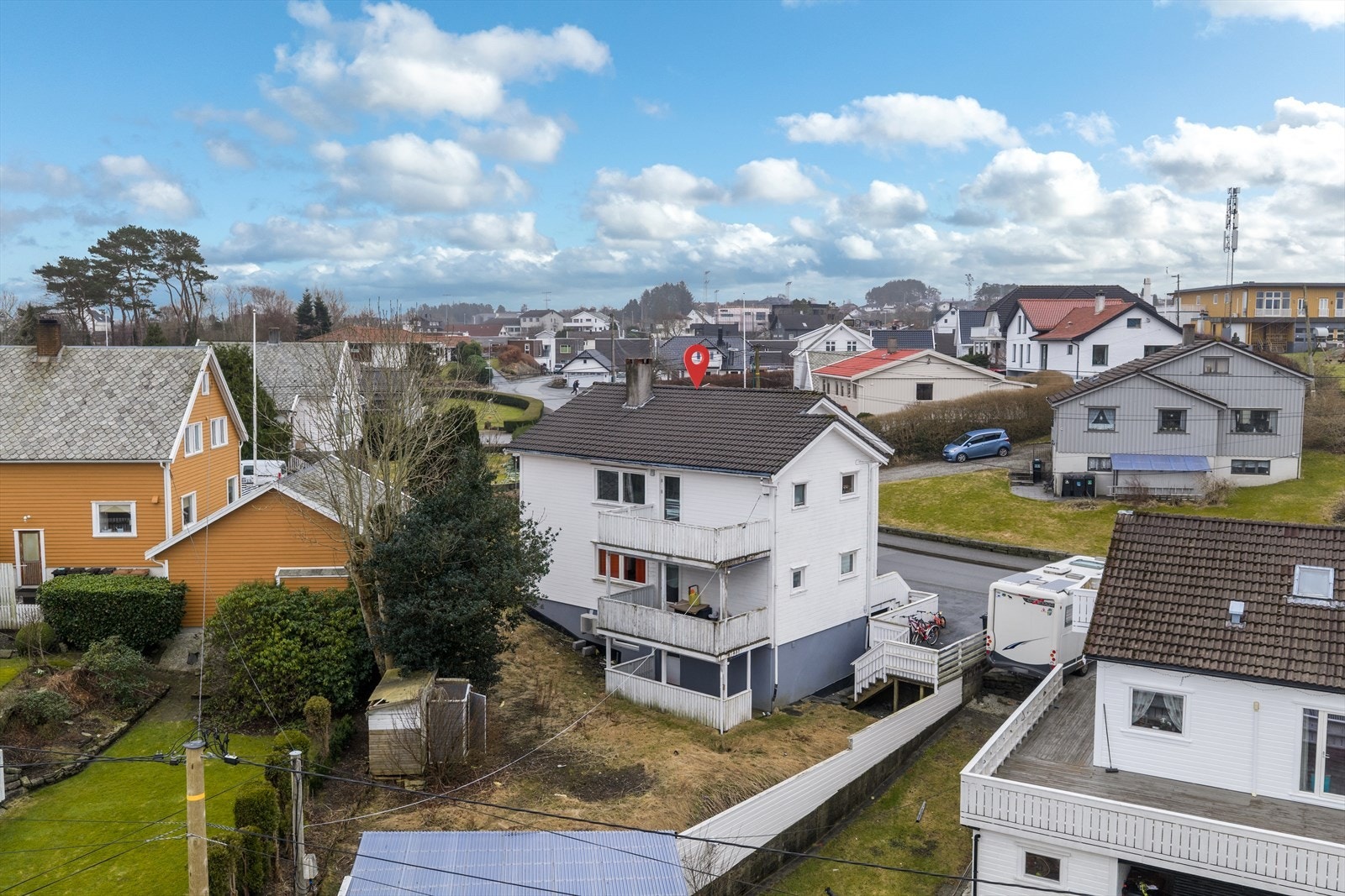 Det er gangavstand til alt som byen kan tilby, samt barnehager, barne- og ungdomsskole, idrettsanlegg, kjøpesenter, kino, flotte turområder samt gågata i Kopervik med flere butikker, kafèer og spisesteder. Galleribilde