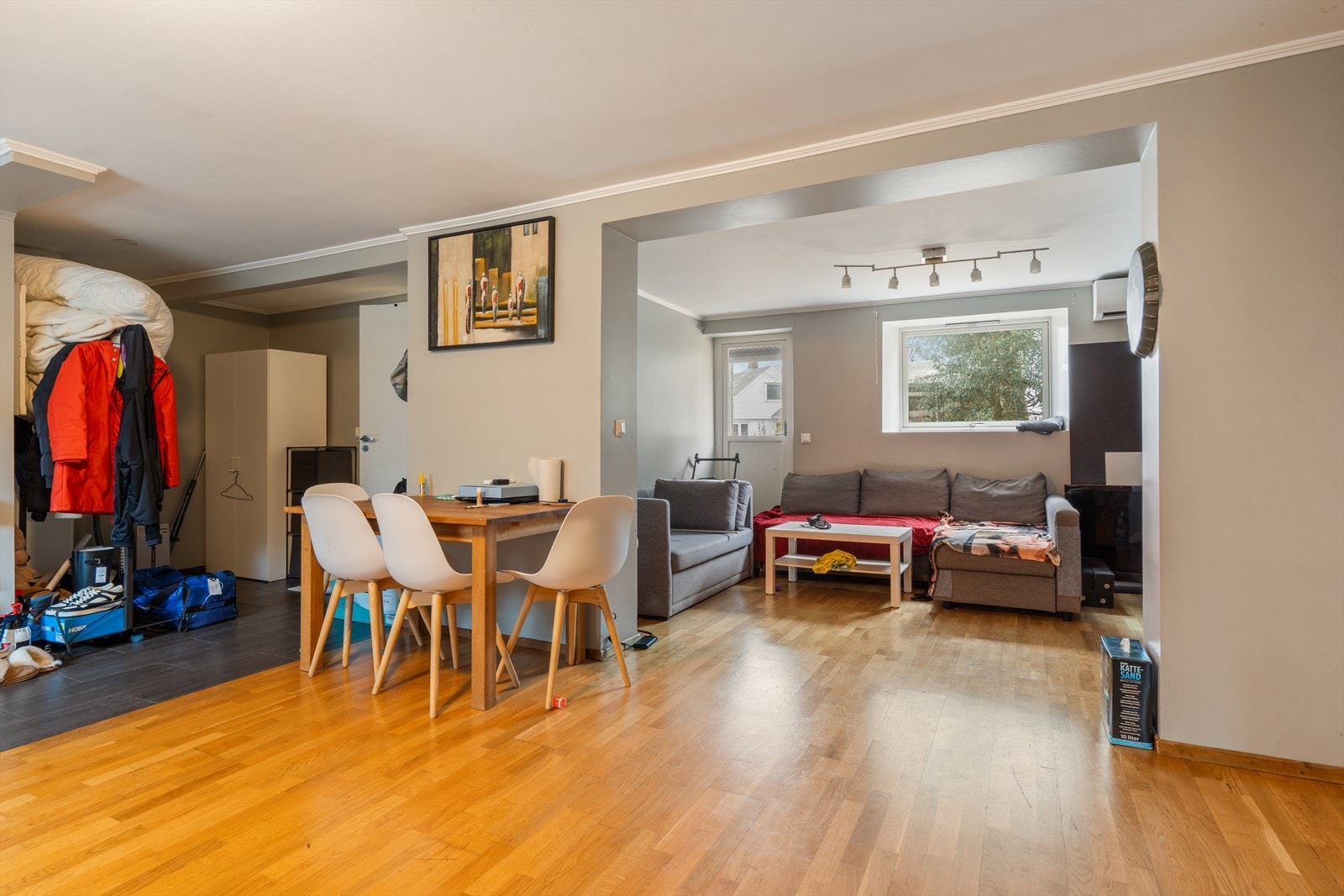 Delvis åpent mellom kjøkken og stue Galleribilde