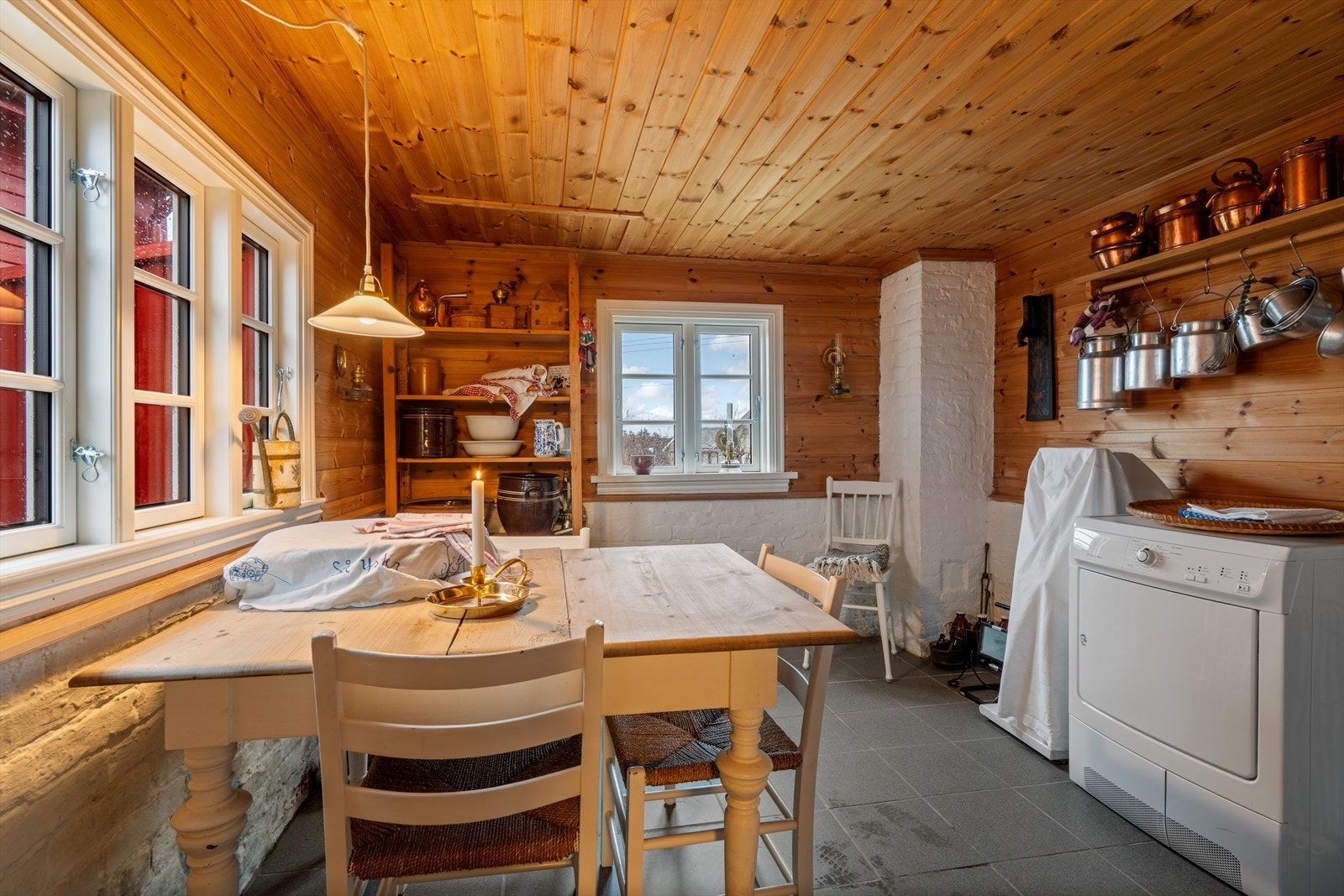 Vaske-/ bakstehus i eldhus Galleribilde