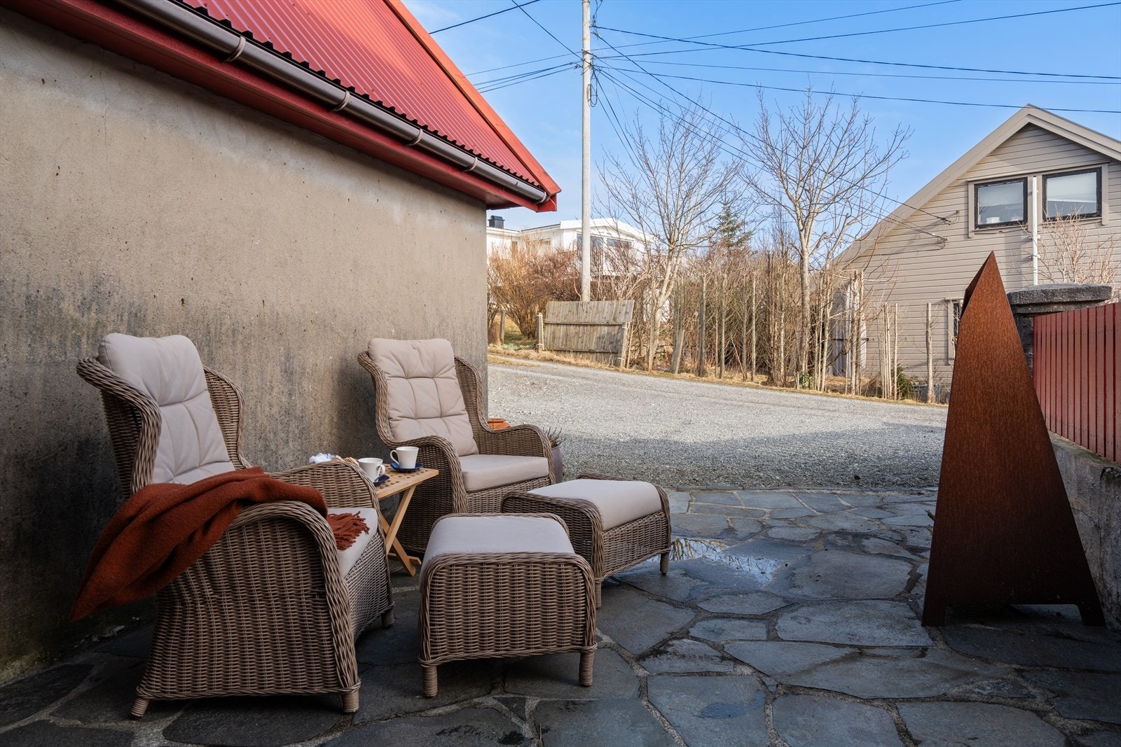 Koselig skiferlagt solplatting mellom anneks og garasje Galleribilde