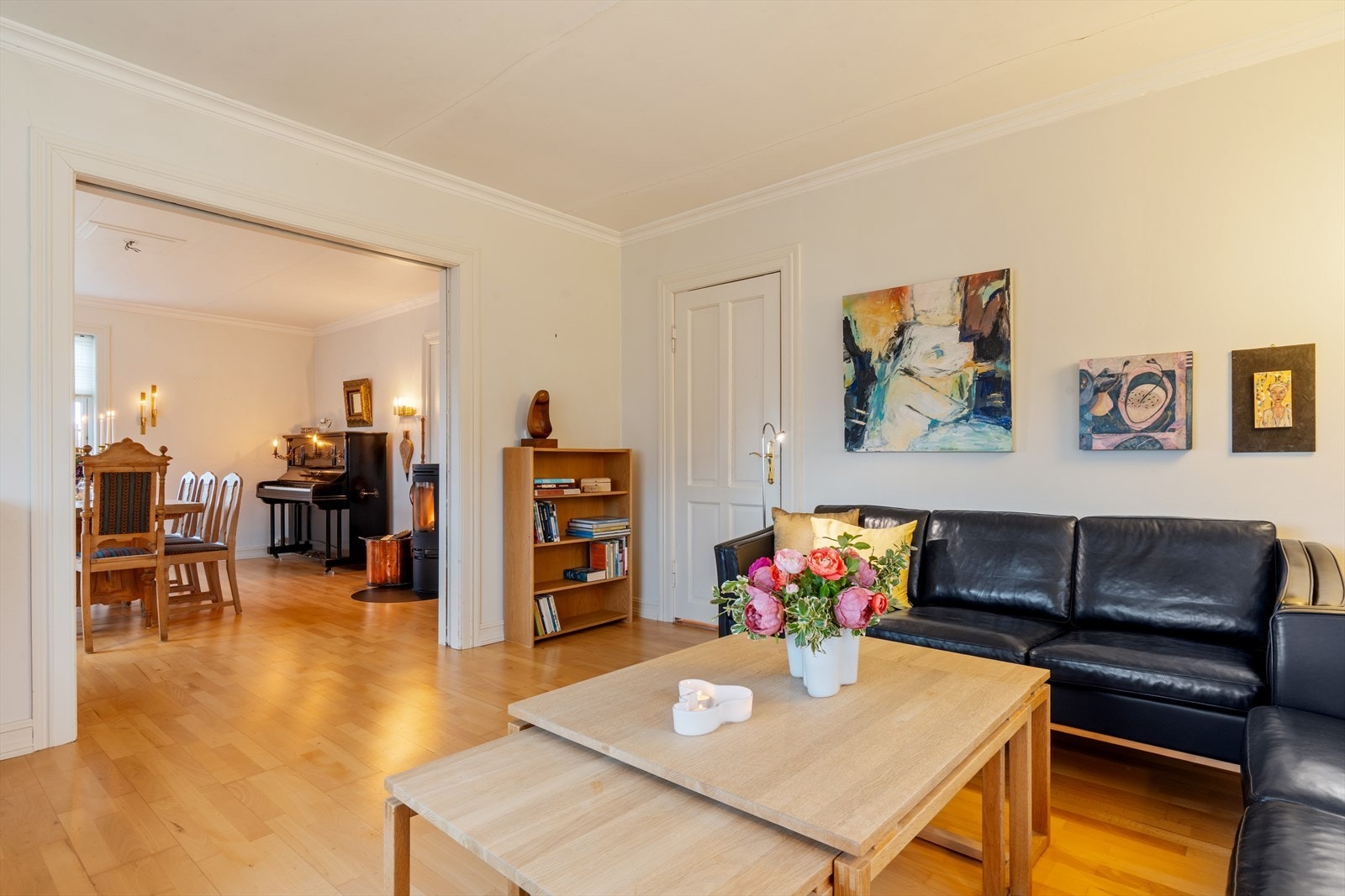 Stuen er to-delt med dagligstue og spisestue Galleribilde