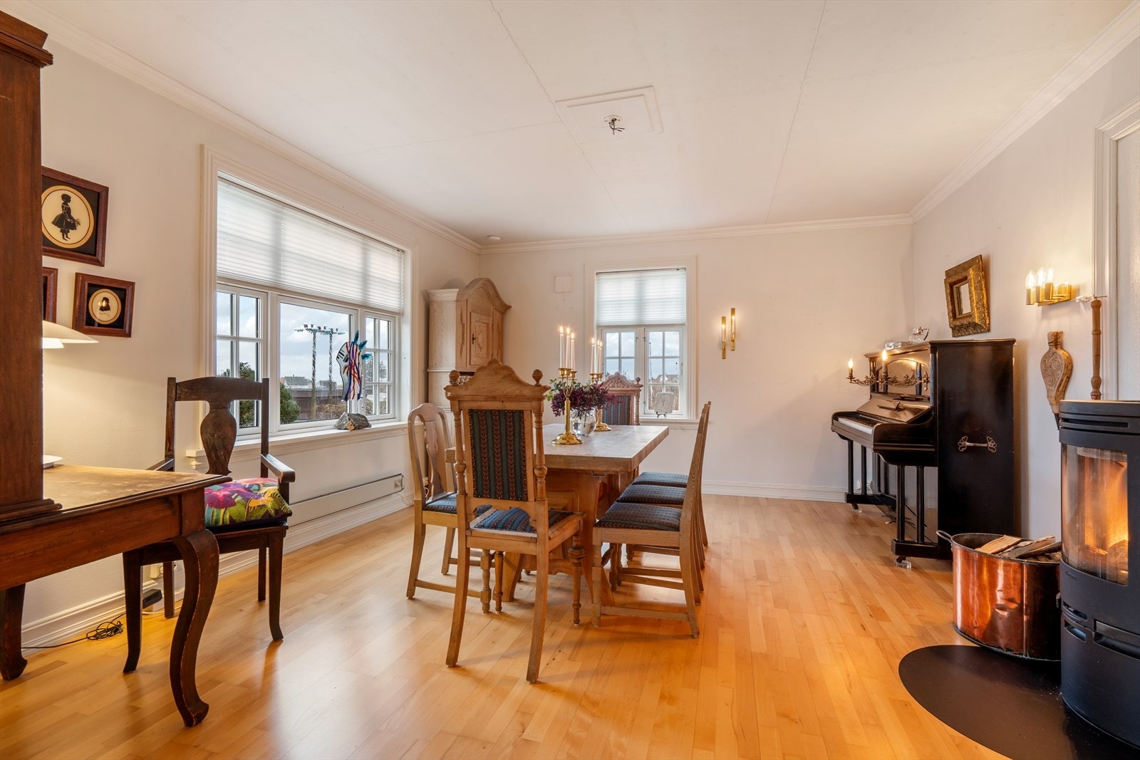 Koselig lun spisestue med stilren vedovn Galleribilde