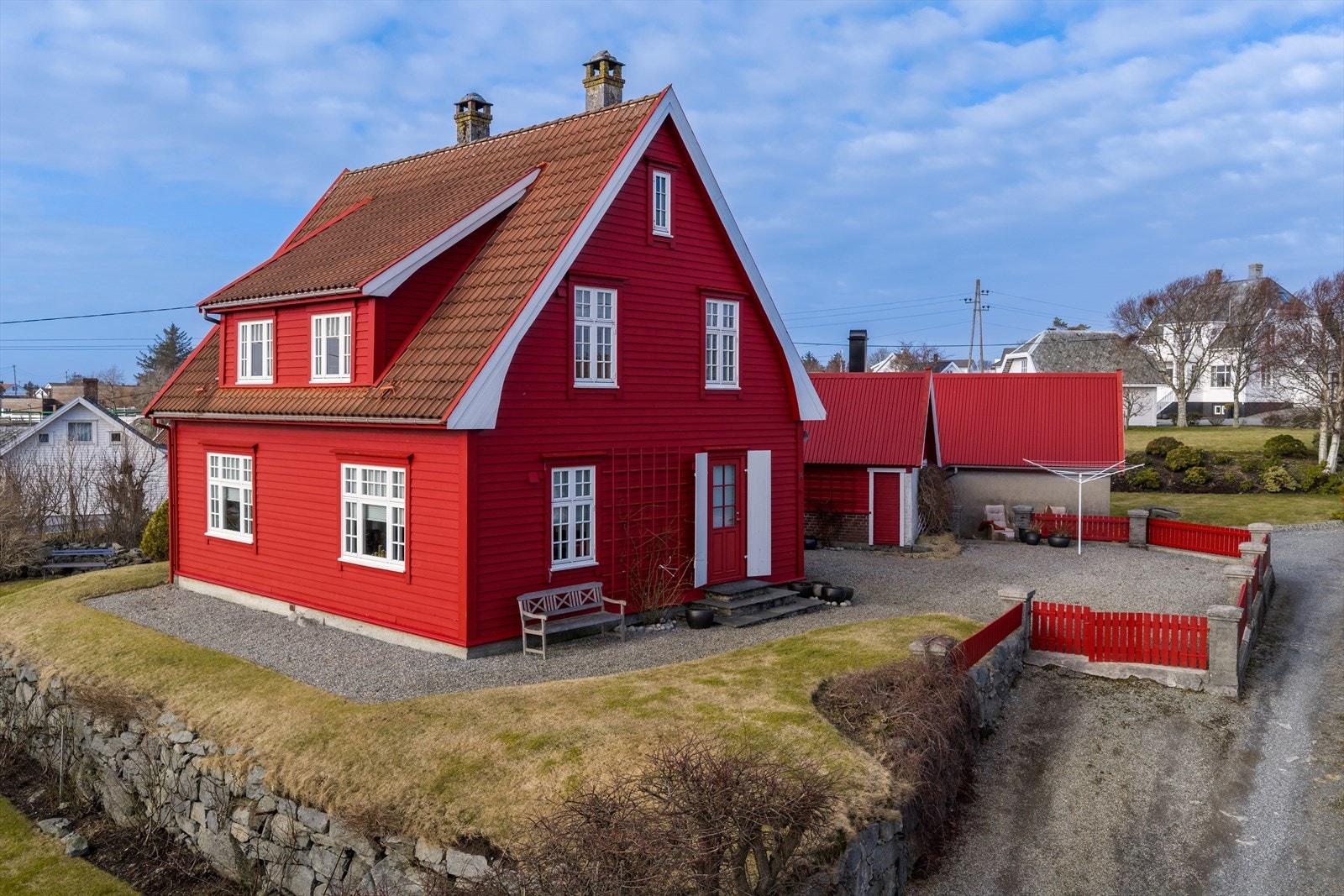 Gruset gårdsrom og inngangsparti med skiferlagt trapp Galleribilde