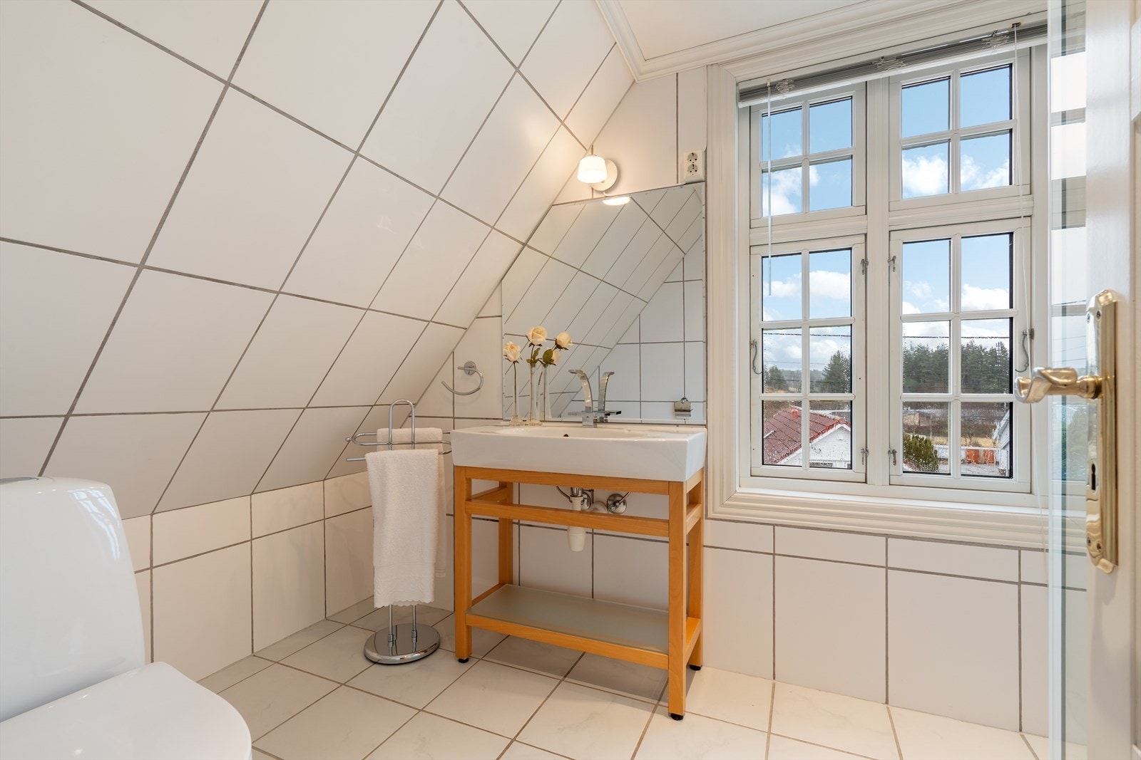 Bad med vask, dusjkabinett og toalett Galleribilde