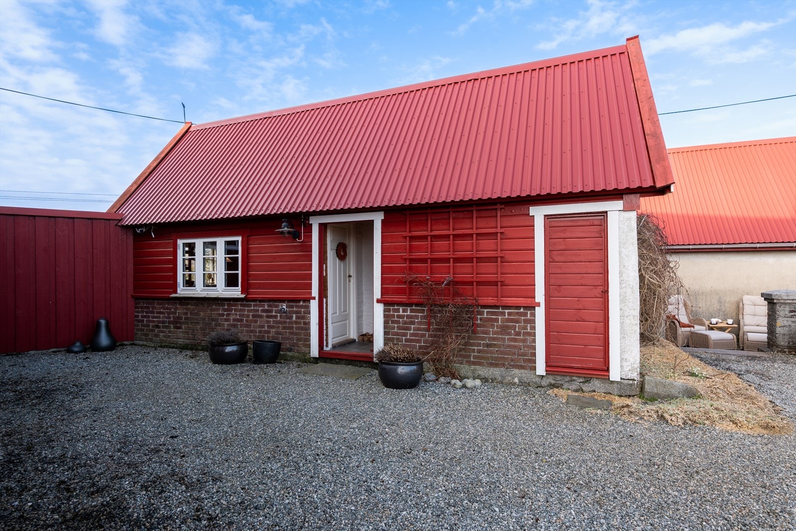 Eiendommen har sjarmerende gårdstun - Inngang til eldhus Galleribilde