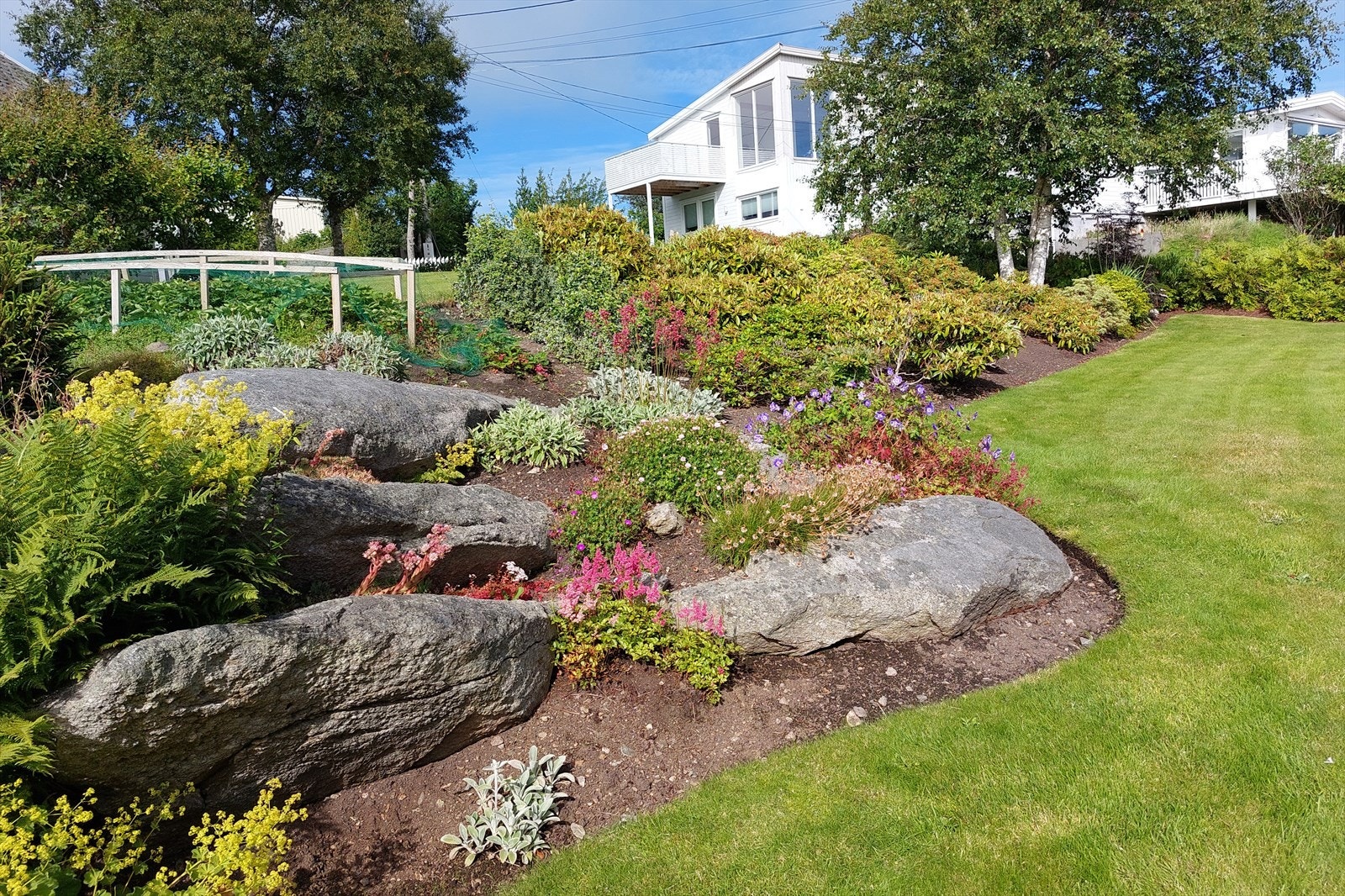 Nydelig parkmessig opparbeidet hage som er stelt av gartnere Galleribilde