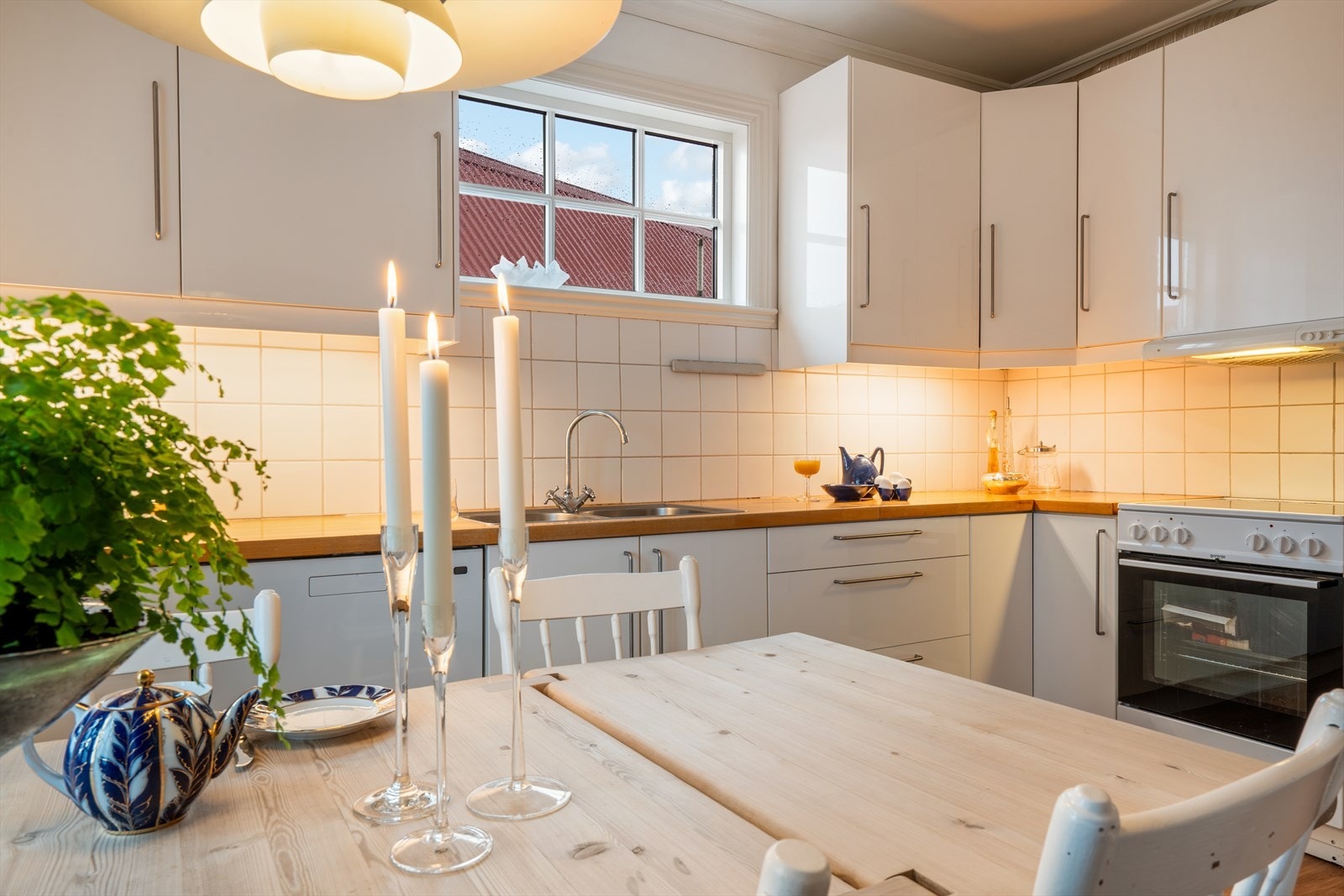 Kjøkken har god skap- og skuffeplass Galleribilde