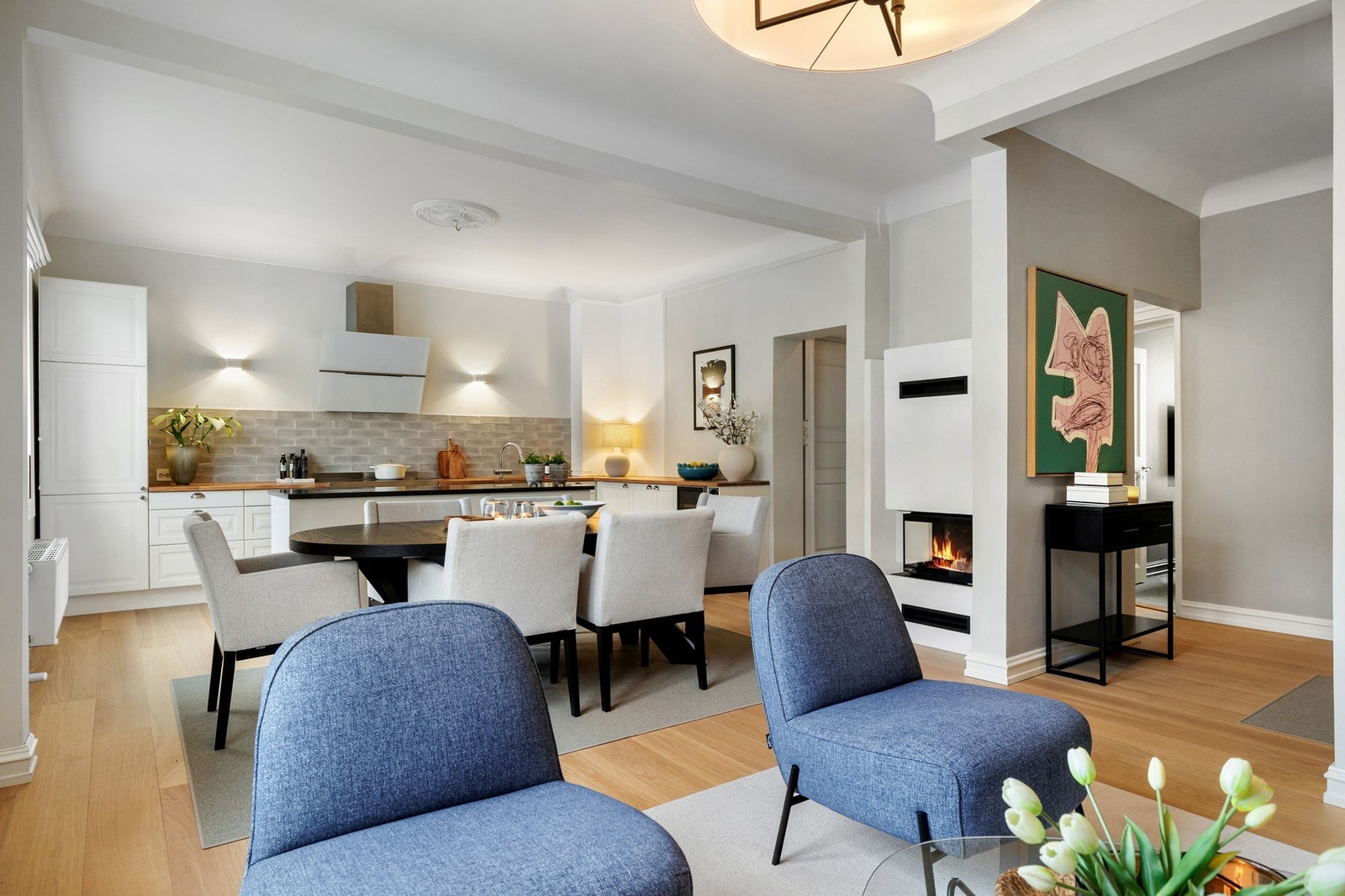 Her er det god plass til stort spisebord, og rommet passer perfekt til både hverdagsbruk og hyggelige middager med familie og venner. Galleribilde