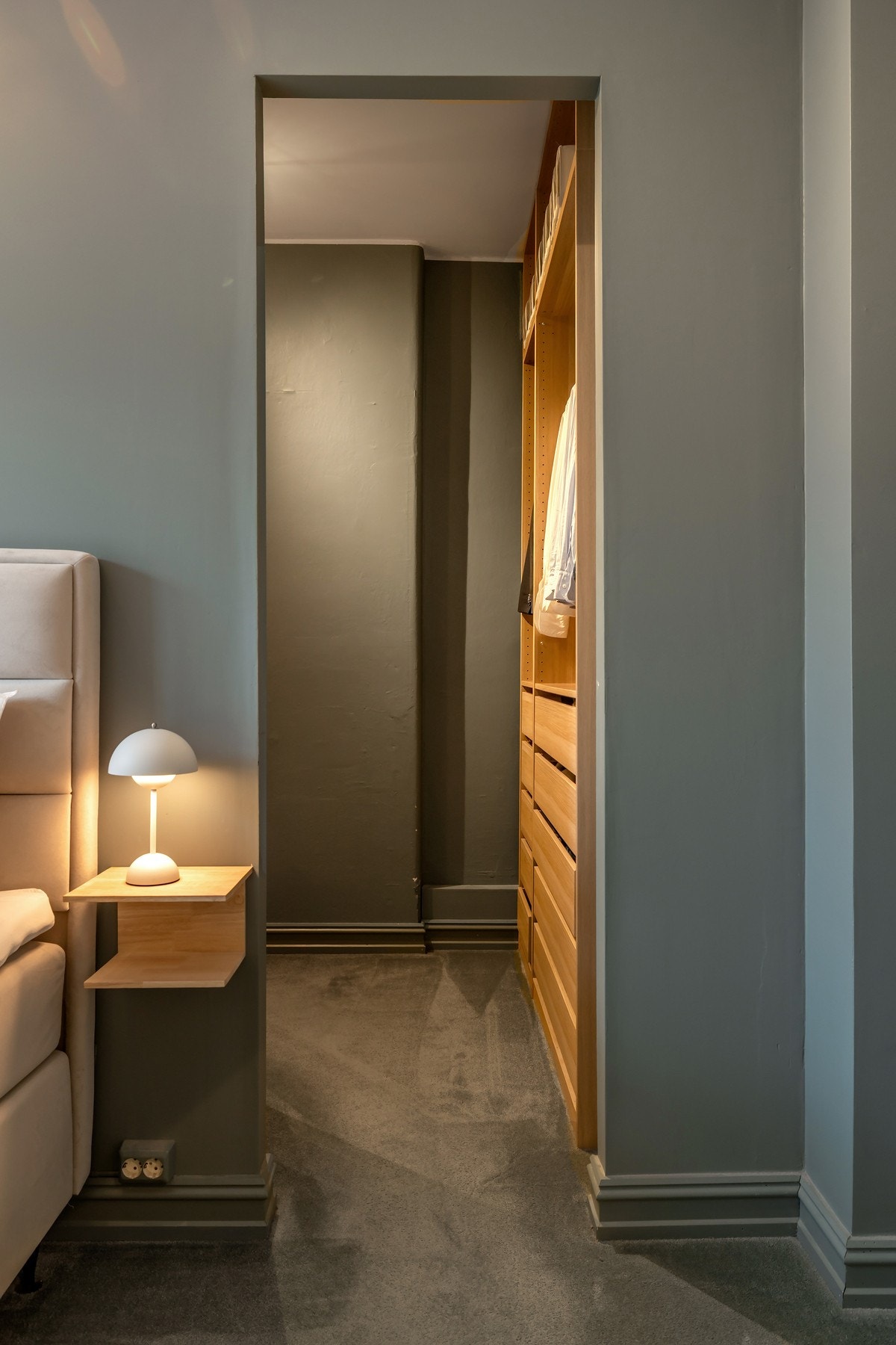 Rommet har direkte adkomst til en praktisk walk-in closet Galleribilde