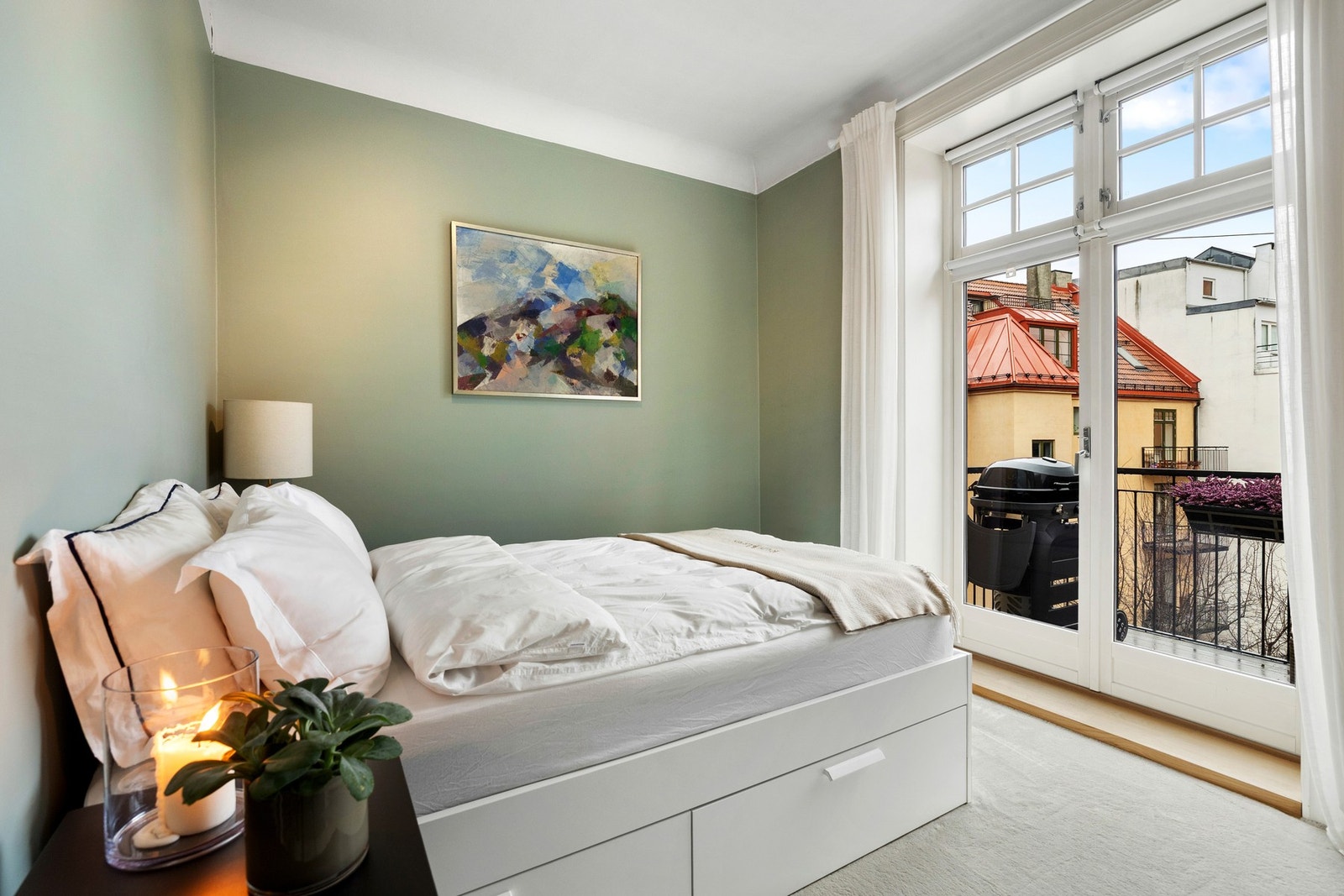 Herfra er det utgang til balkong. Galleribilde