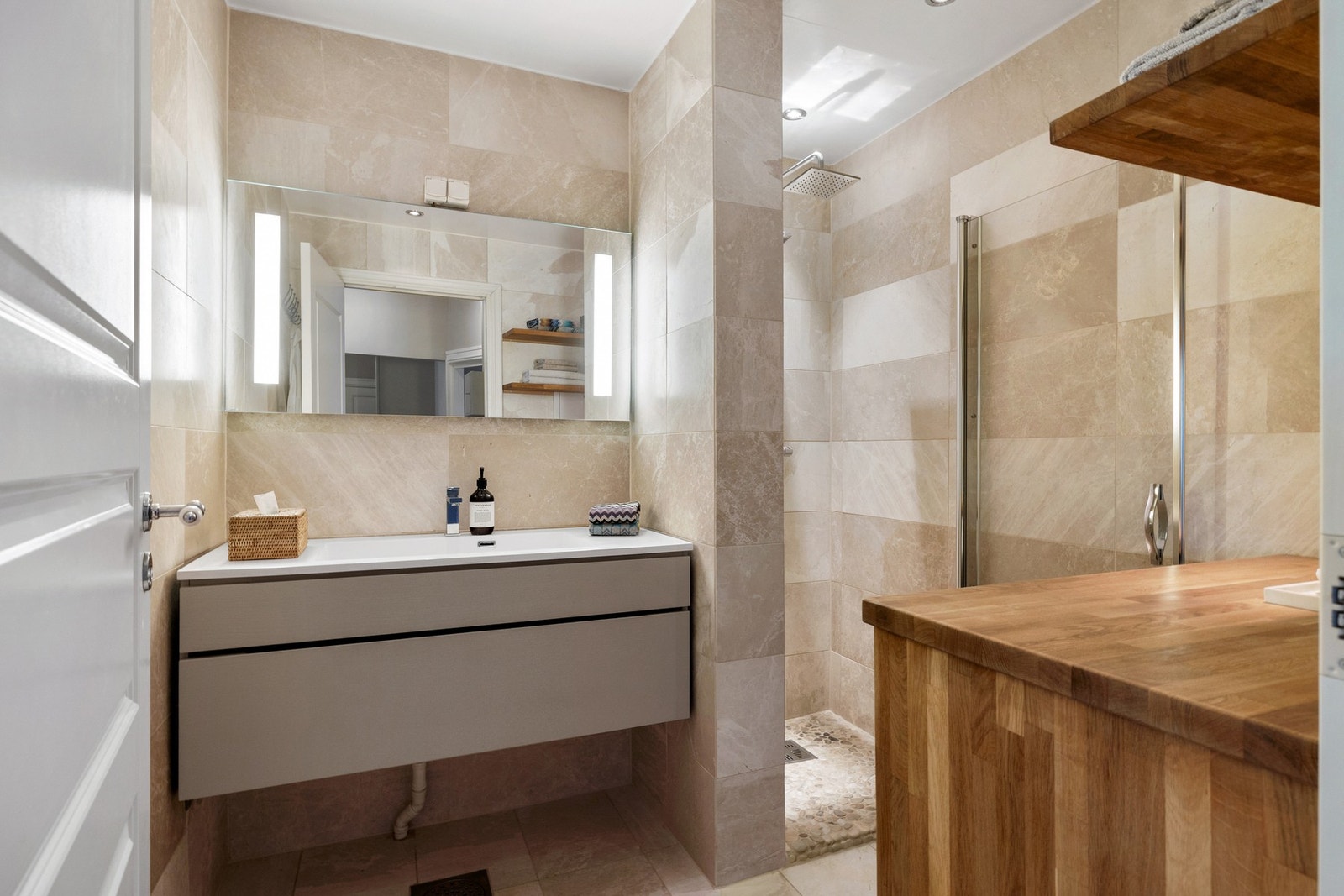 Badet fremstår som romslig, delikat og moderne med en gjennomgående pen utførelse. Galleribilde