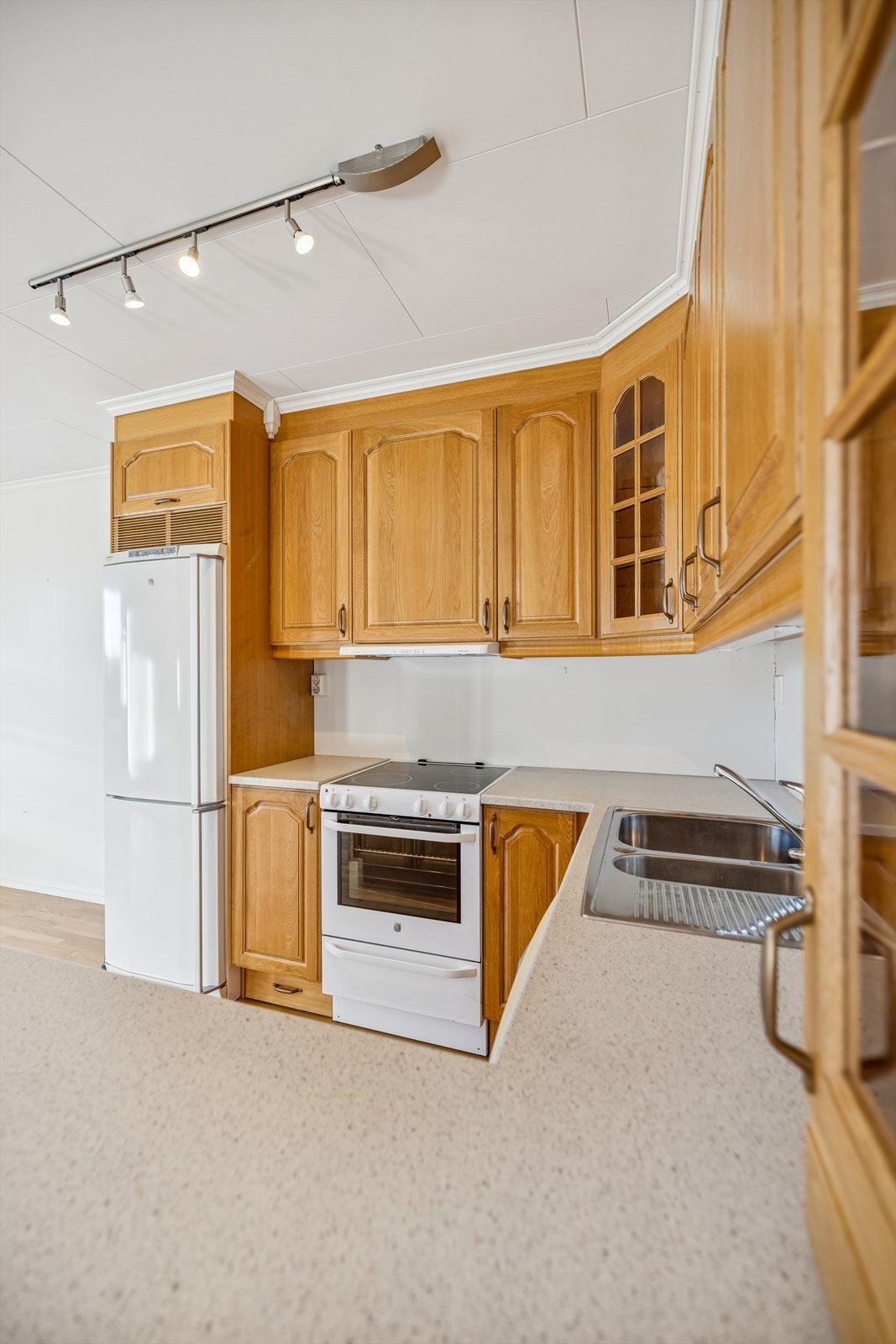 Det er tilrettelagt for frittstående hvitevarer og installert mekanisk avtrekk over kokesonen. Galleribilde