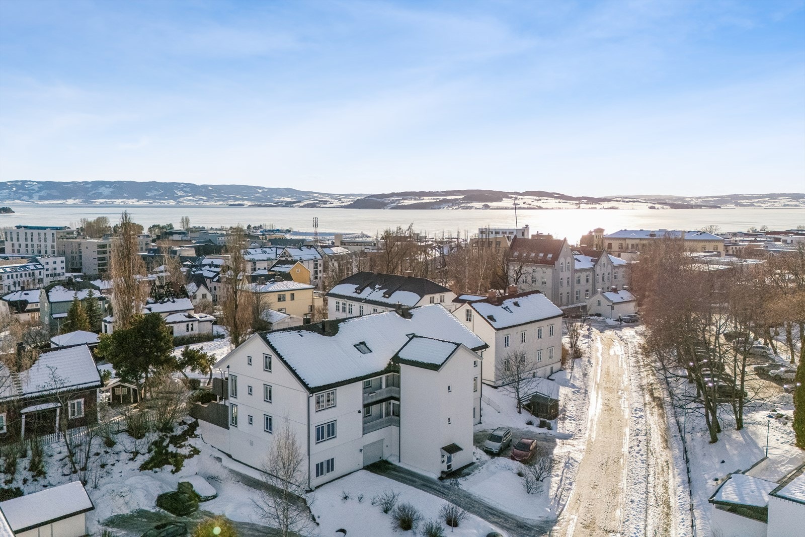 Beliggenheten gir enkel tilgang til byens fasiliteter, med Hamar stasjon kun en kort spasertur unna. Galleribilde