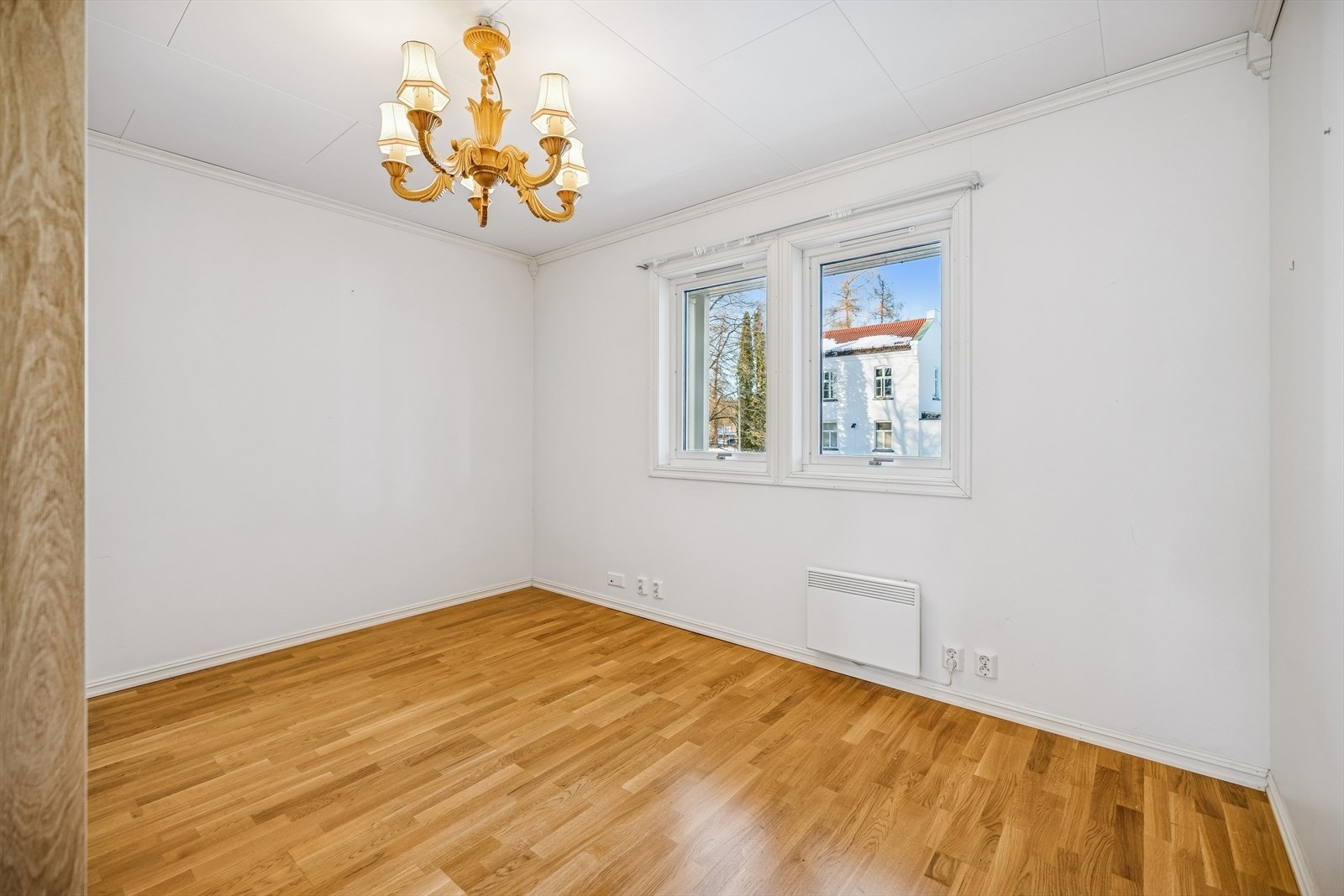 Rommet har parkett på gulvet og vinduer med 2-lags isolerglass fra 2007. Galleribilde