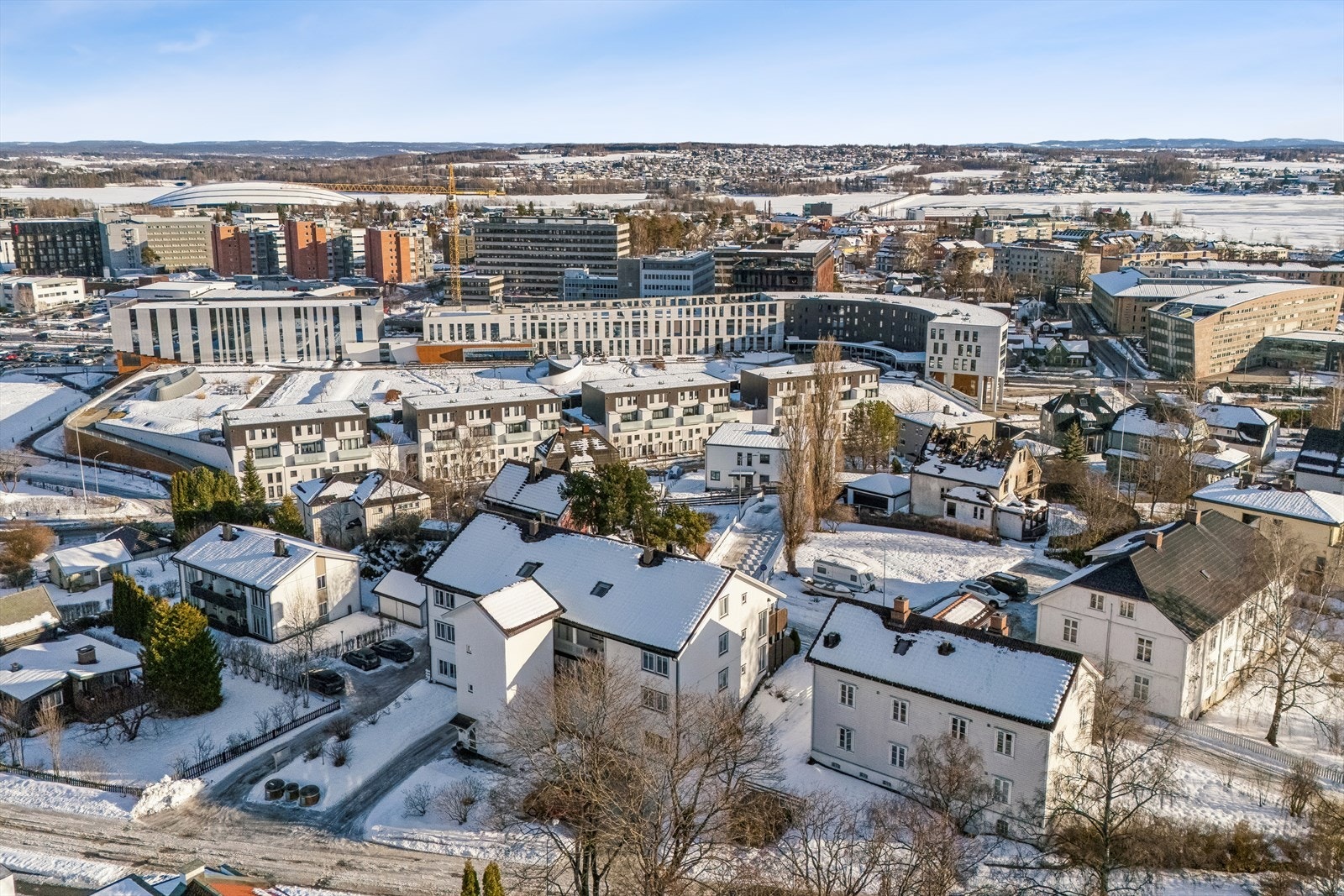 Nærområdet byr på flere servicetilbud, inkludert dagligvarebutikker som Kiwi og CC Mat innen få minutters gange. Galleribilde