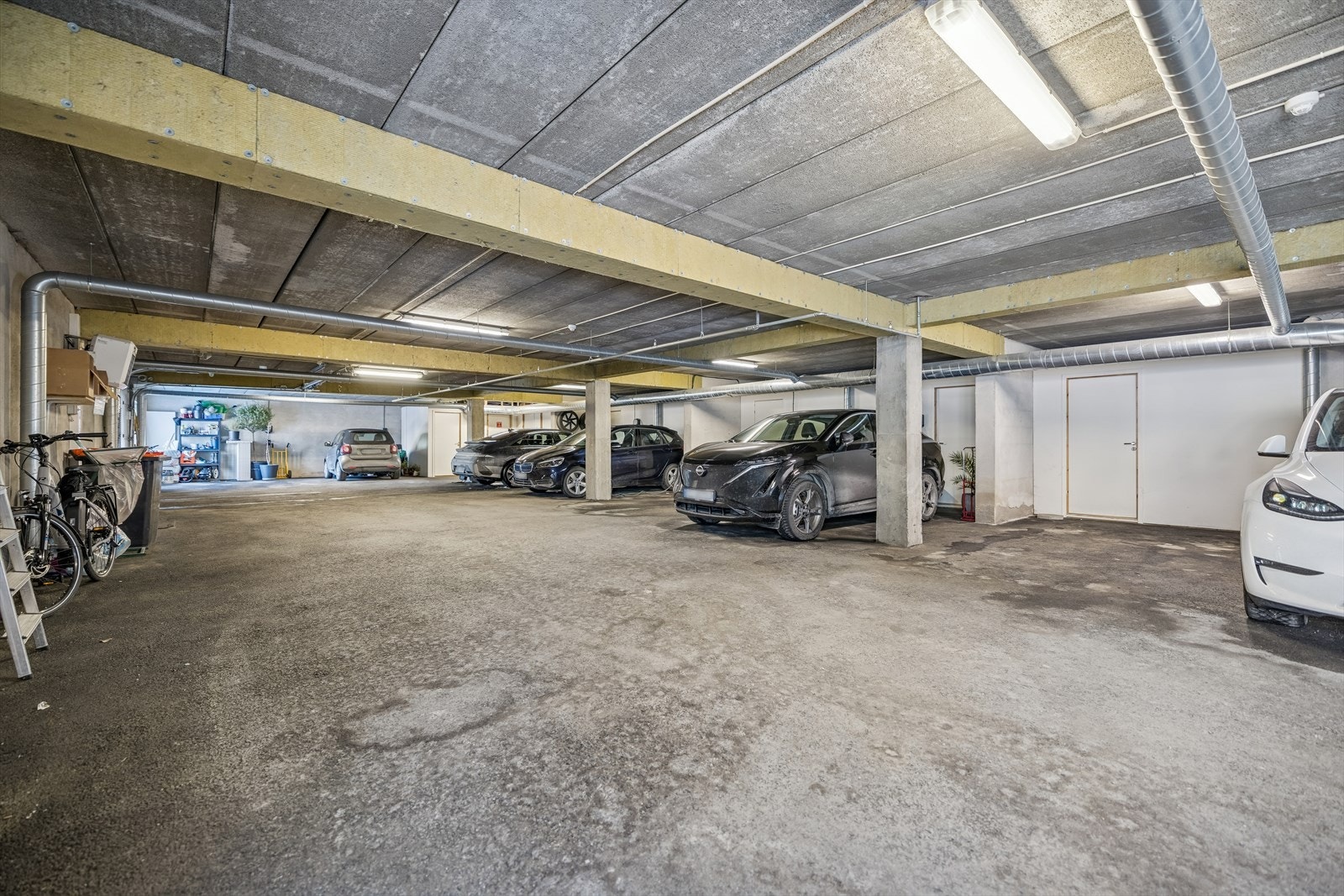 Med leiligheten følger en fast biloppstillingsplass i felles parkeringskjeller. Galleribilde