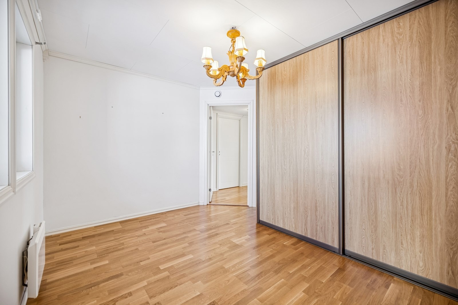 Soverommet har god plass til dobbeltseng og oppbevaring i en stor skyvedørsgarderobe. Galleribilde