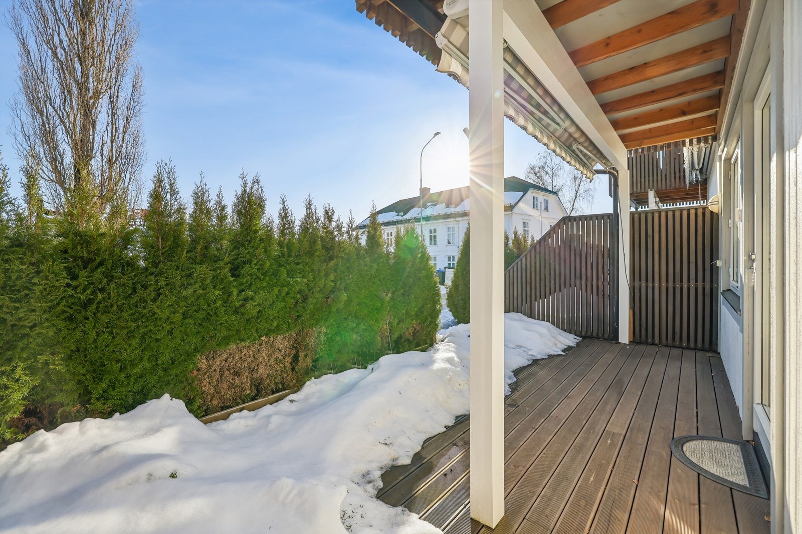 Terrassen på 18 m² har spaltegulv i tre og er skjermet med levegger. Galleribilde