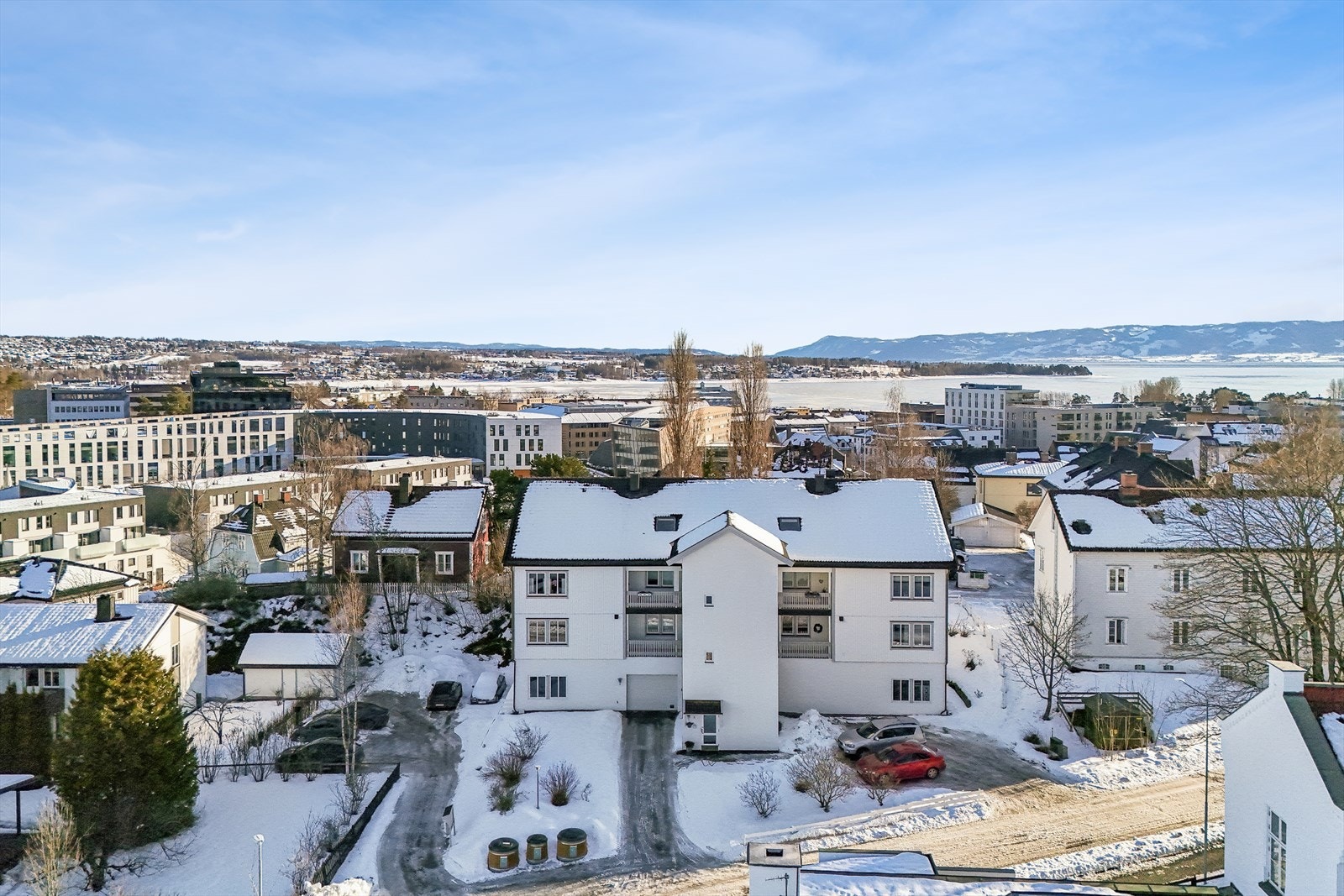 Fra Holset er det kort vei ned til Hamar sentrum og Mjøsas bredder. Galleribilde