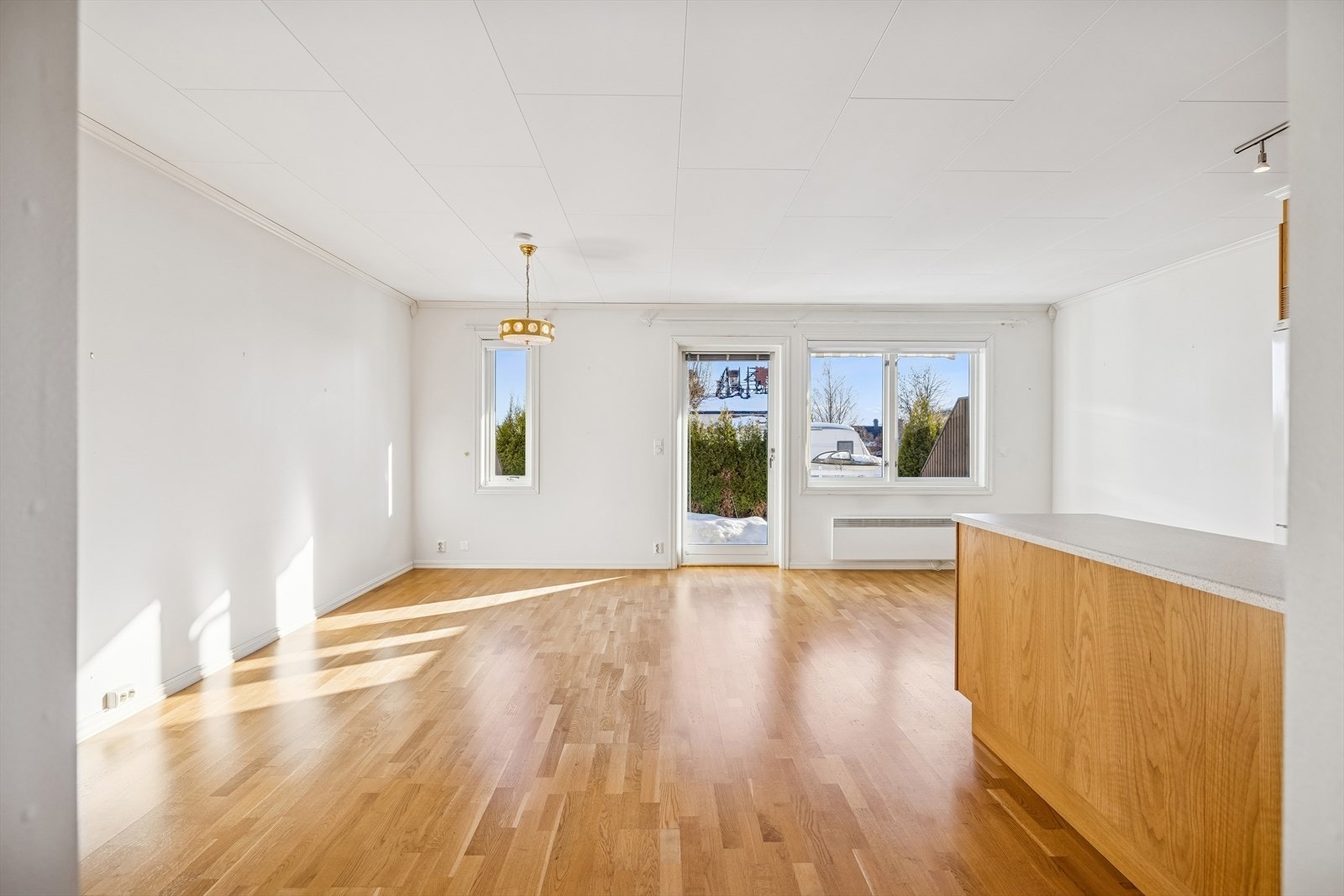 Fra stuen er det direkte utgang til en romslig terrasse på 18 m². Galleribilde