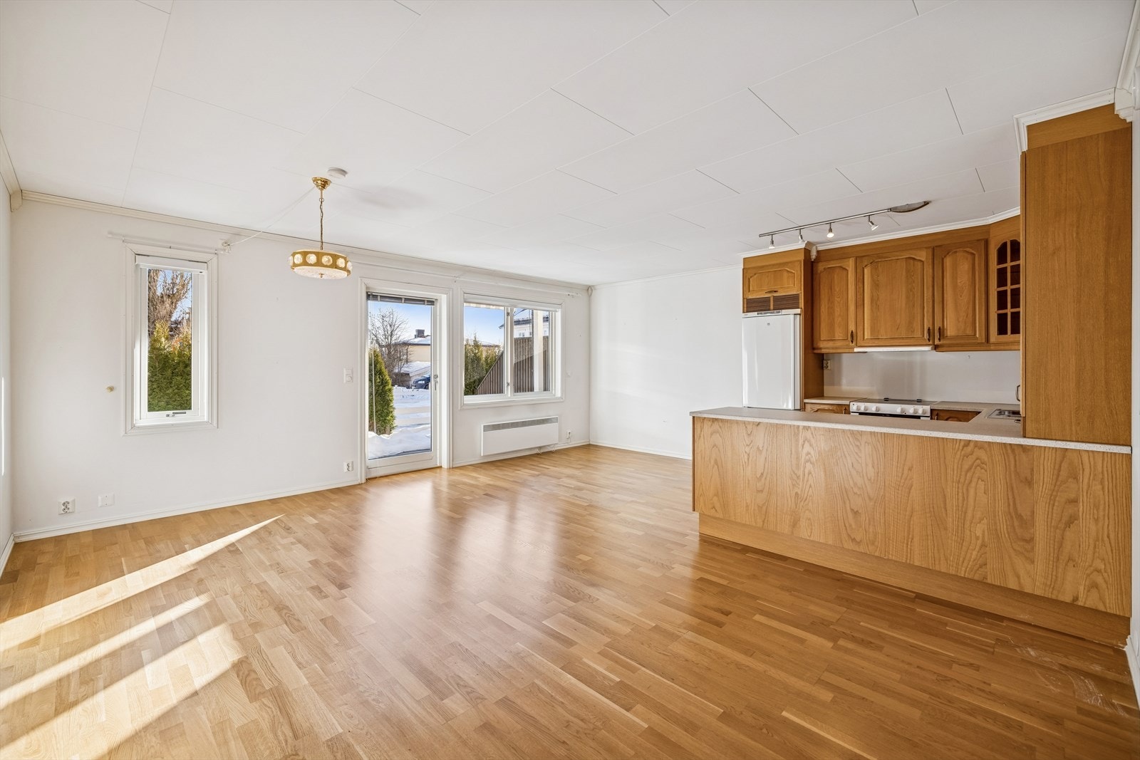 Lys og hyggelig 2-roms leilighet med sentral, men tilbaketrukket beliggenhet. Garasje og kjellerbod. Galleribilde