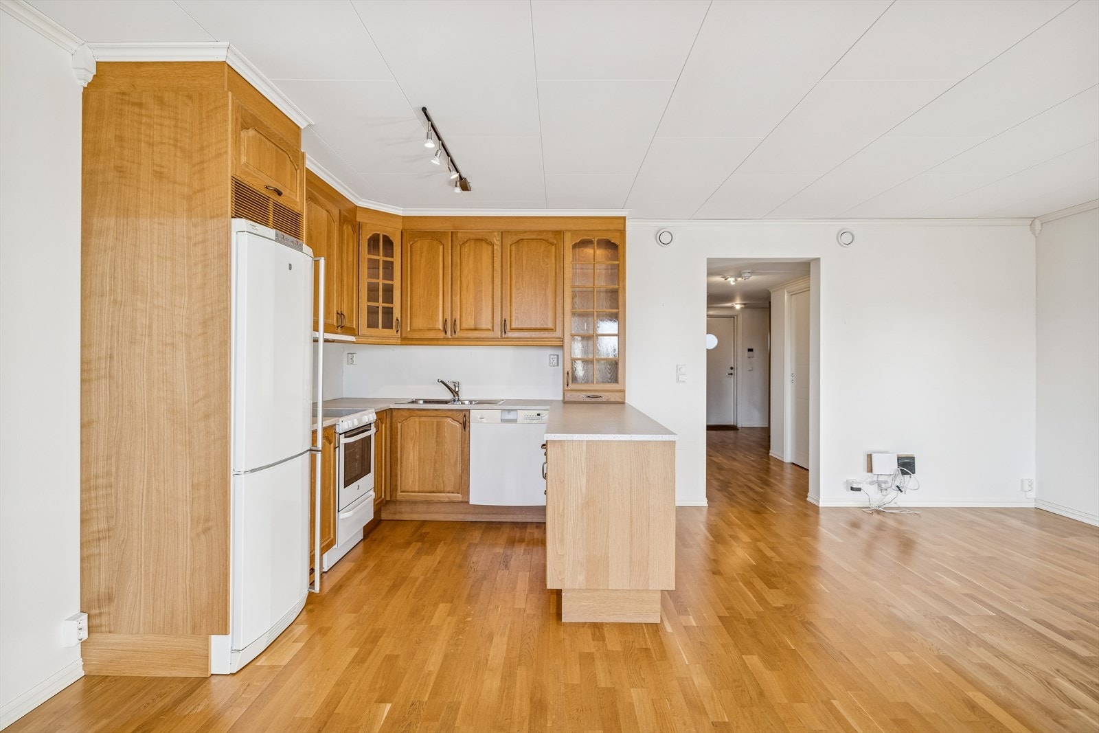 Kjøkkenet er funksjonelt med laminatbenkeplate og rikelig med skapplass i over- og underskap. Galleribilde