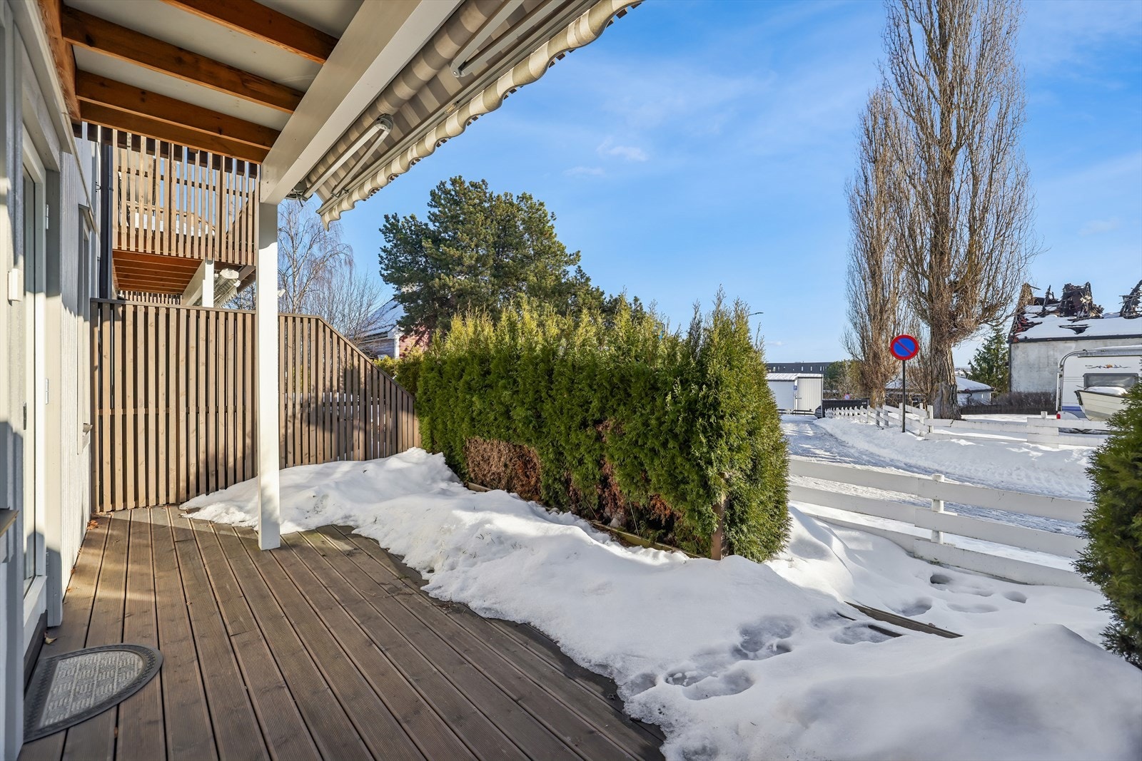 Den store uteplassen gir rikelig med rom for utemøbler og beplantning. Galleribilde