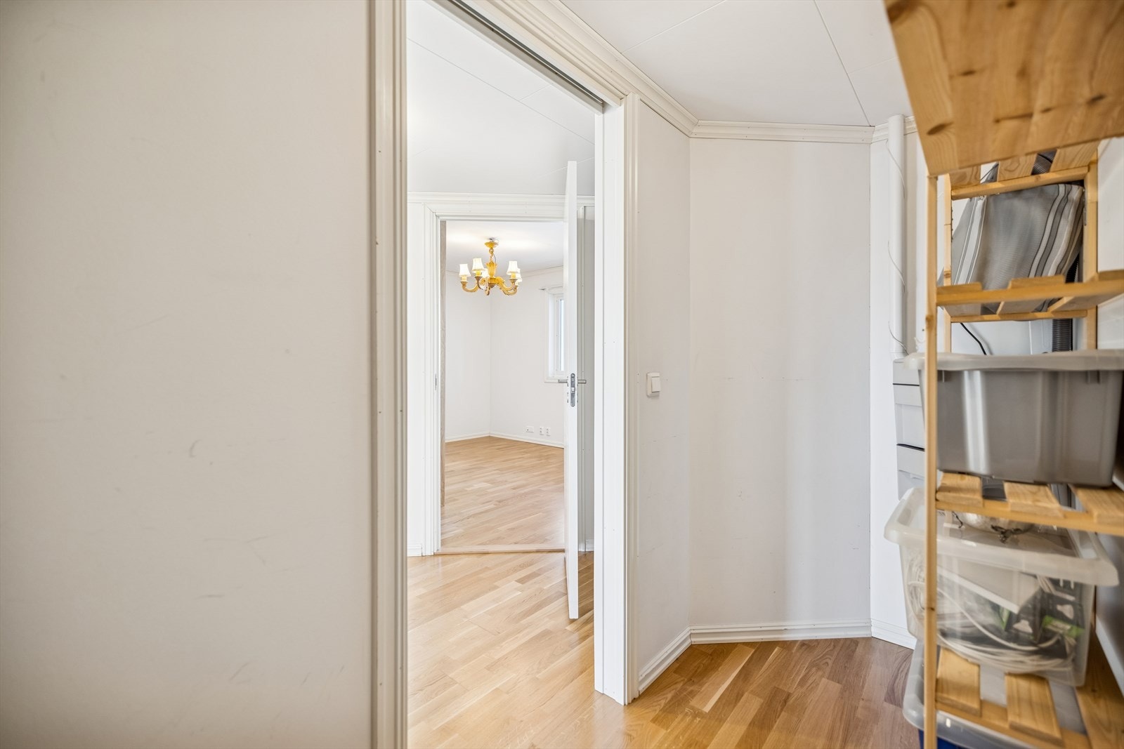 I tilknytning til gangen ligger en praktisk innvendig bod for ekstra lagring. Galleribilde