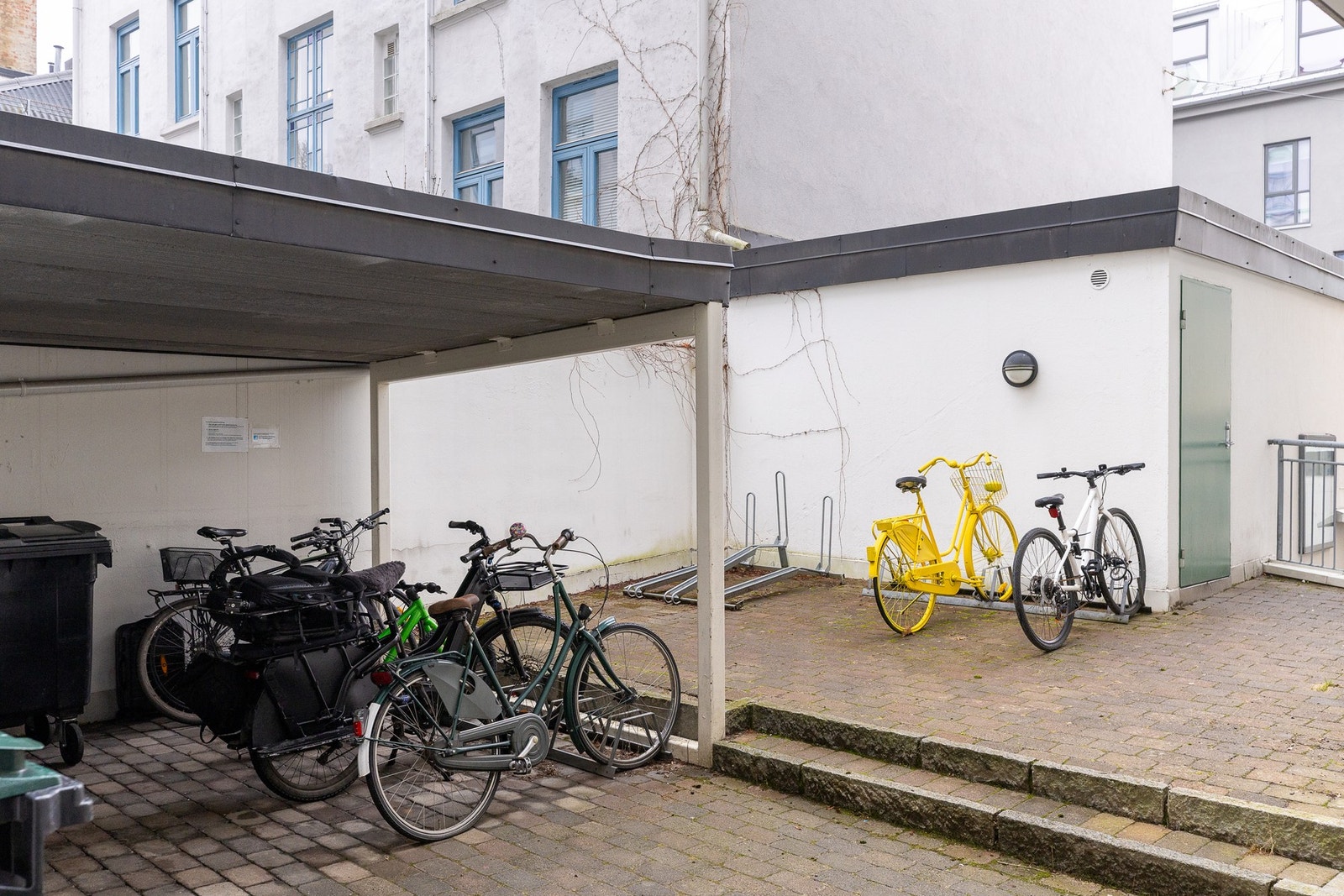Det er gode muligheter for sykkelparkering i gårdsrommet og i garasjekjelleren. Galleribilde