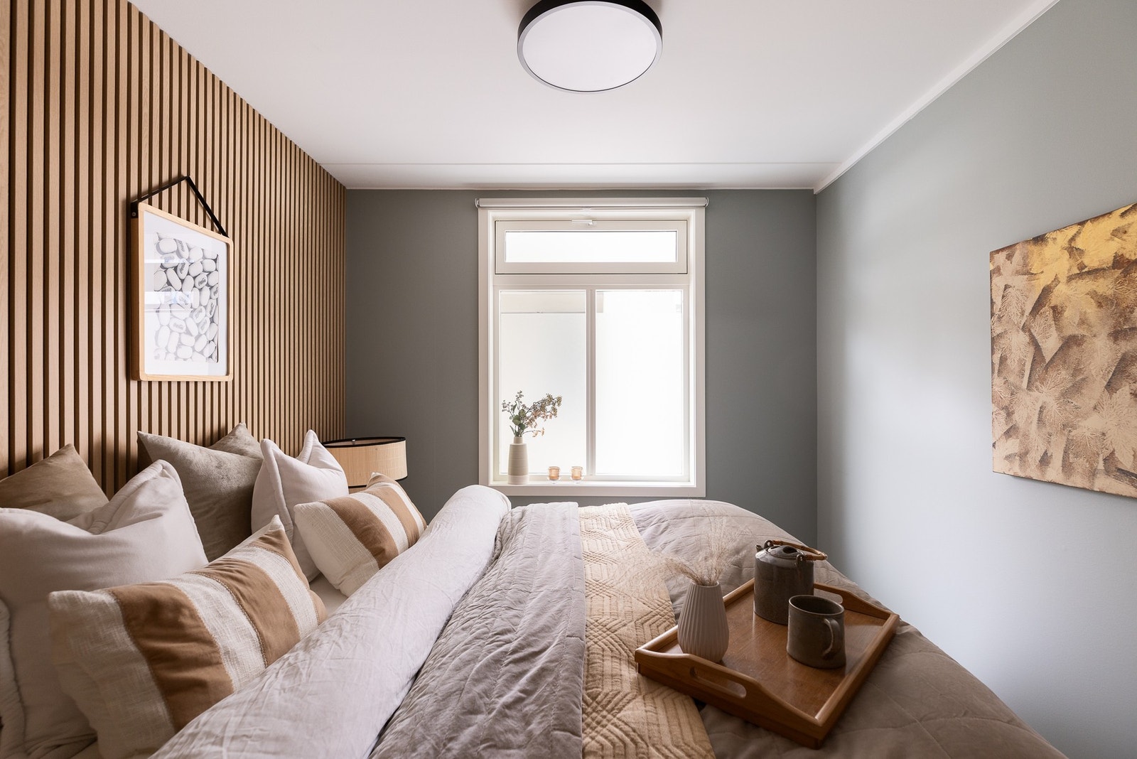 En lekker spilevegg gir en lun og delikat følelse i hovedsoverommet. Galleribilde