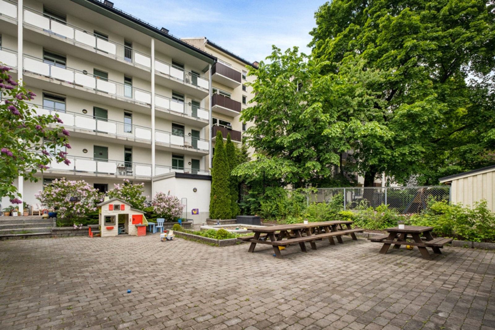 Borettslaget har et nydelig gårdsrom som legger til rette for et godt "uteliv" i den varme årstiden. Galleribilde