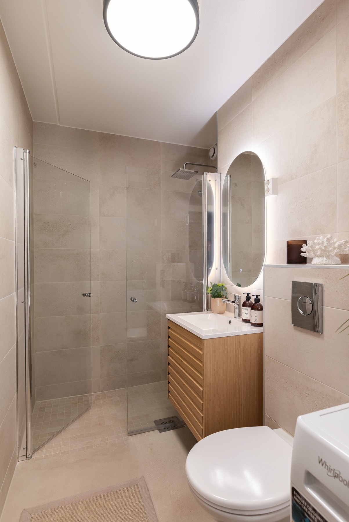 Det er montert termostatstyrt gulvvarme på badet. Galleribilde